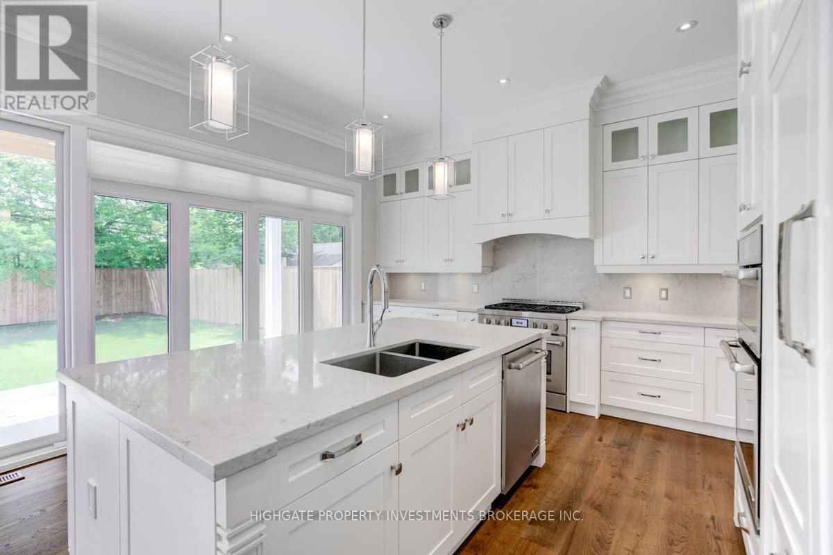 1344 Waverly Avenue, Oakville, ON - Indoor Photo Showing Kitchen With Double Sink With Upgraded Kitchen