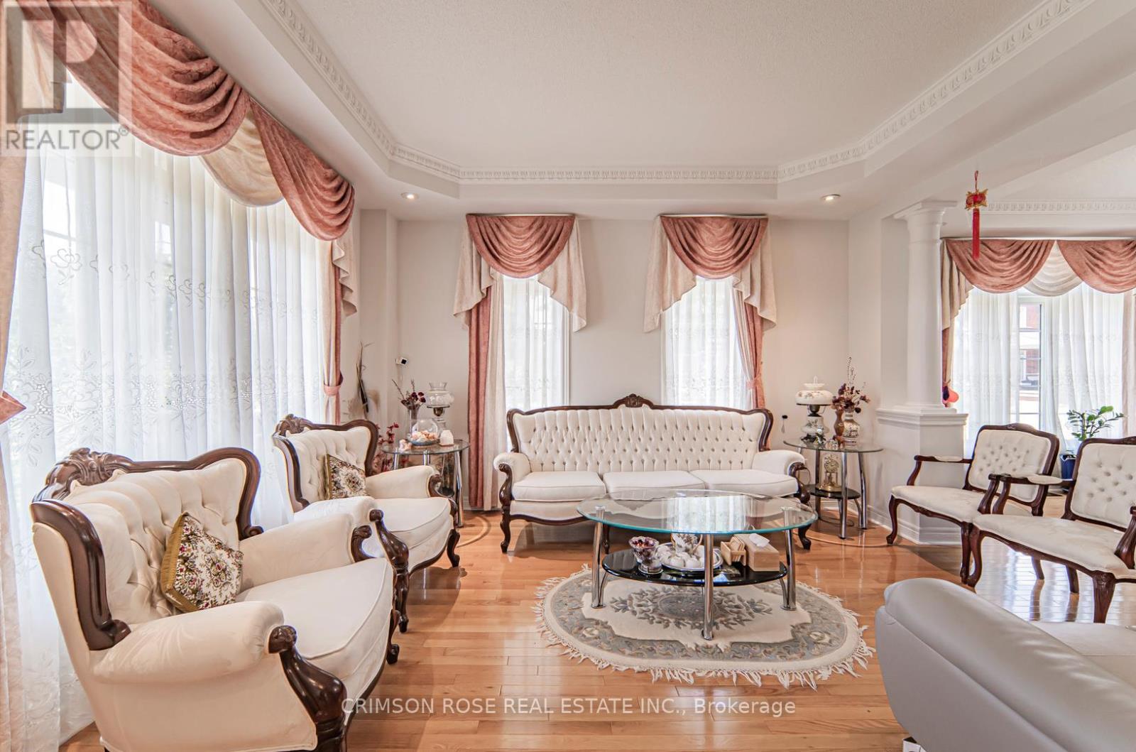 Room 3 - 5420 Valleyhigh Drive, Burlington, ON - Indoor Photo Showing Living Room