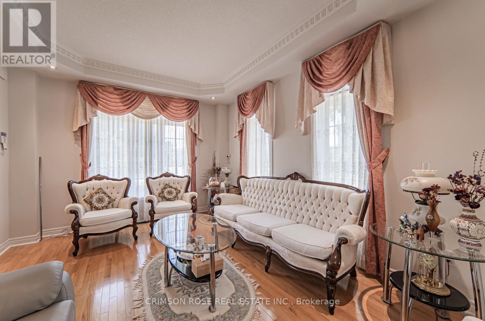 Room 3 - 5420 Valleyhigh Drive, Burlington, ON - Indoor Photo Showing Living Room