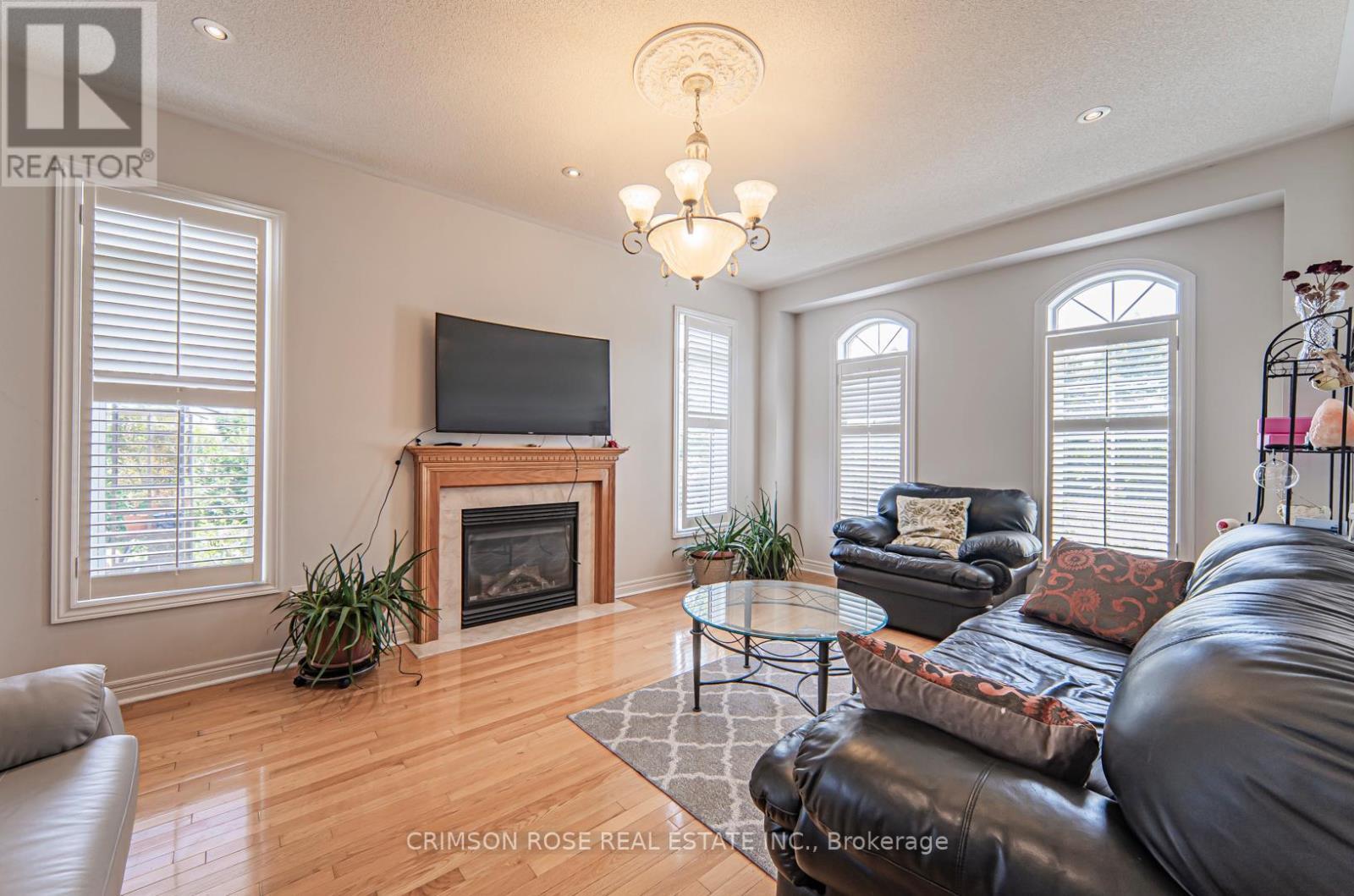 Room 3 - 5420 Valleyhigh Drive, Burlington, ON - Indoor Photo Showing Living Room With Fireplace