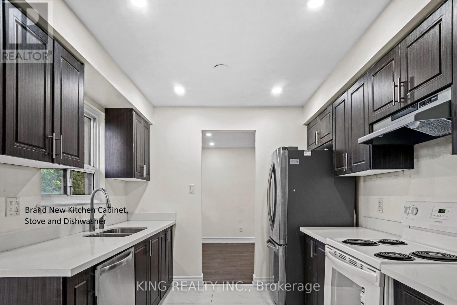 16 Wimbledon Court, Brampton, ON - Indoor Photo Showing Kitchen With Double Sink