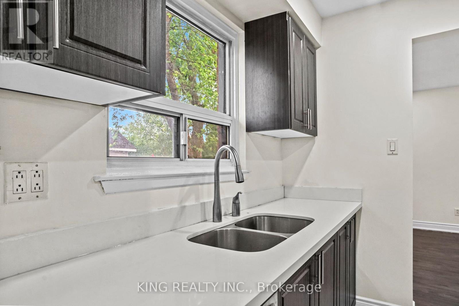 16 Wimbledon Court, Brampton, ON - Indoor Photo Showing Kitchen With Double Sink