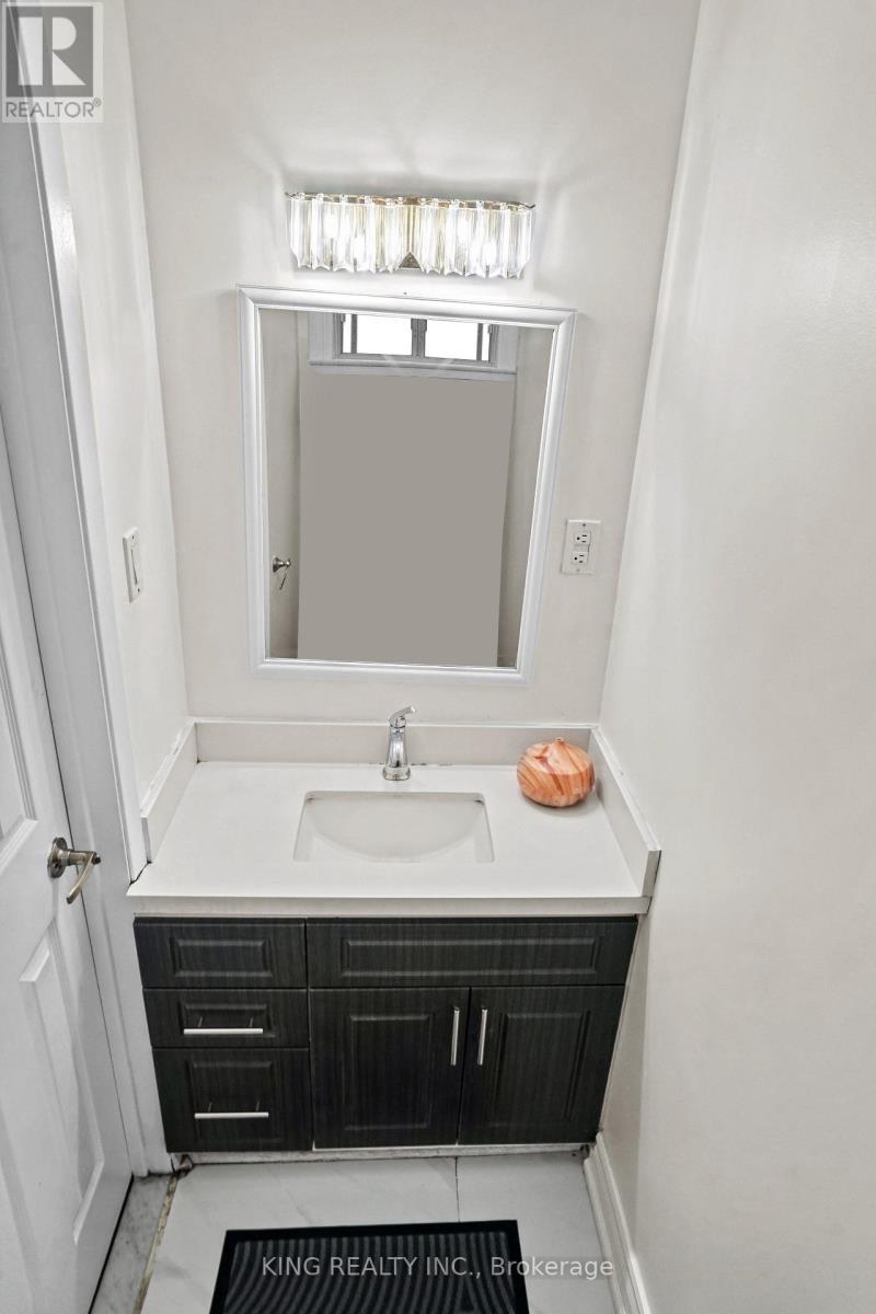 16 Wimbledon Court, Brampton, ON - Indoor Photo Showing Bathroom