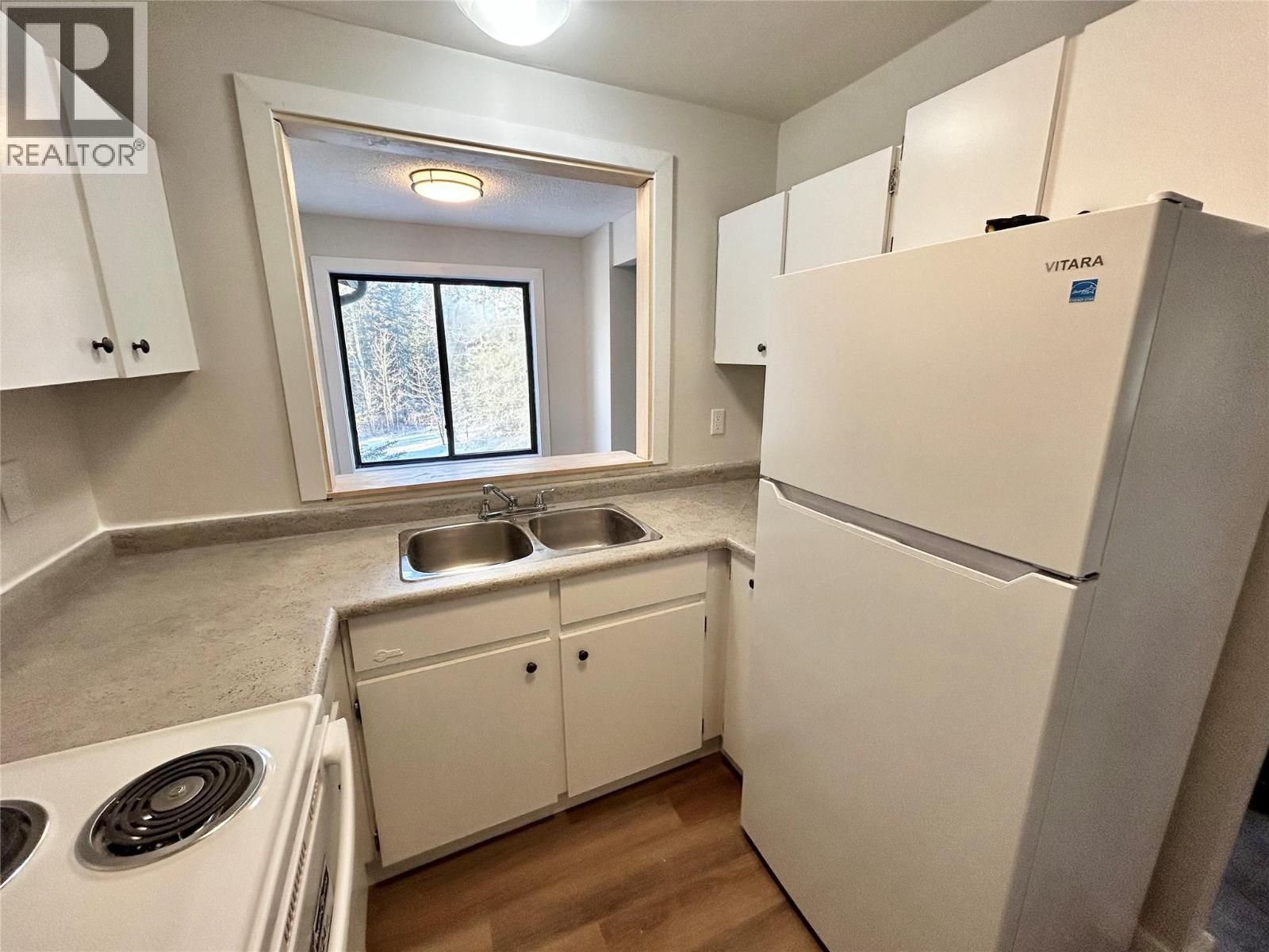 185 Chamberlain Crescent Unit# 313, Tumbler Ridge, BC - Indoor Photo Showing Kitchen With Double Sink