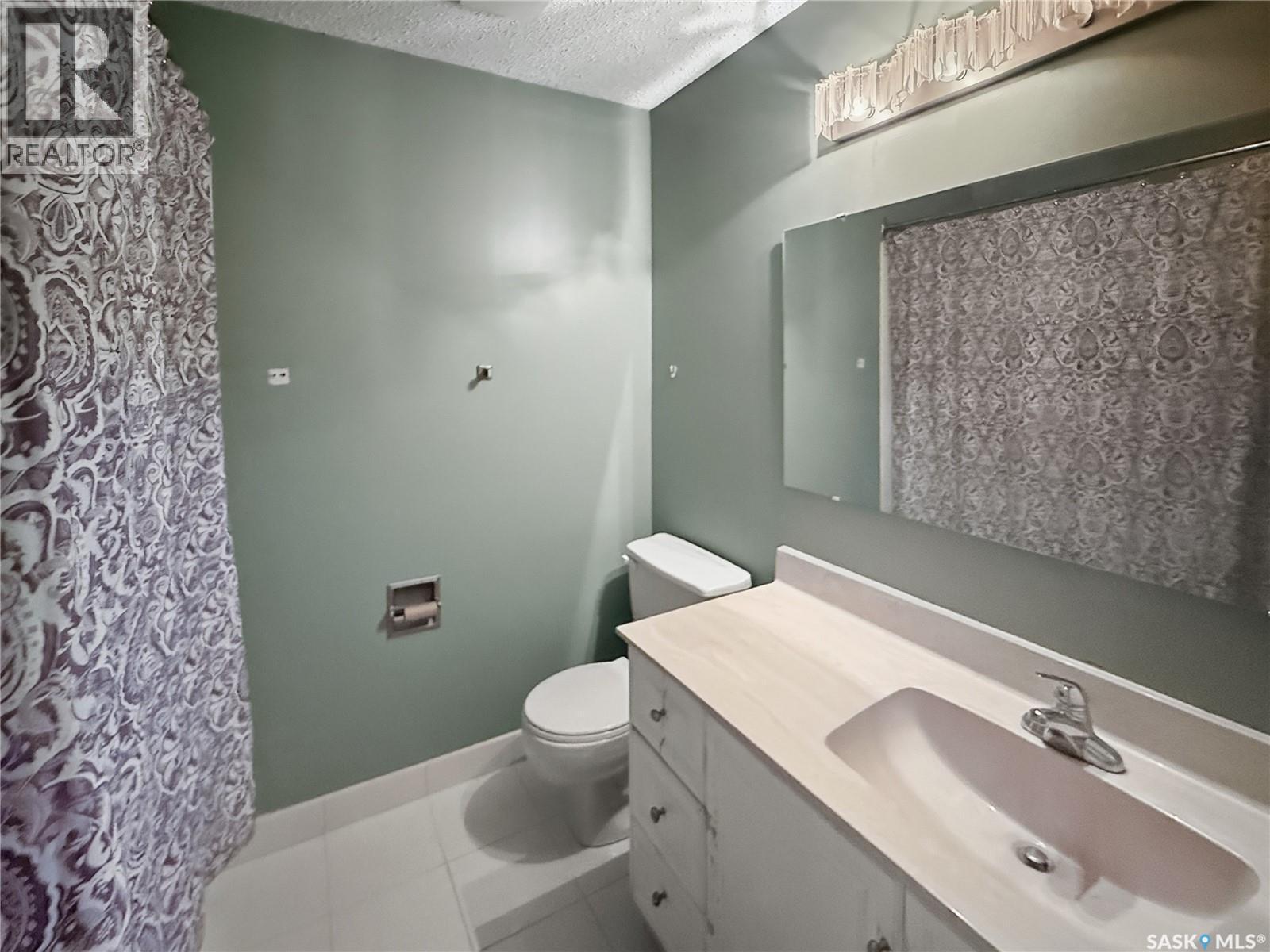 344 Battleford Trail, Swift Current, SK - Indoor Photo Showing Bathroom