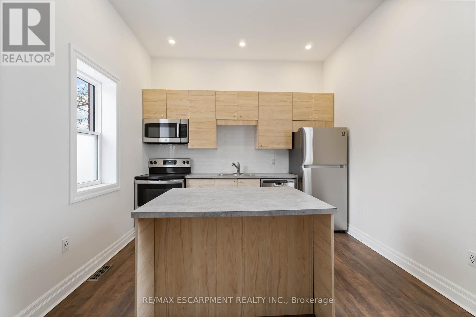 16 Murray Street W, Hamilton, ON - Indoor Photo Showing Kitchen