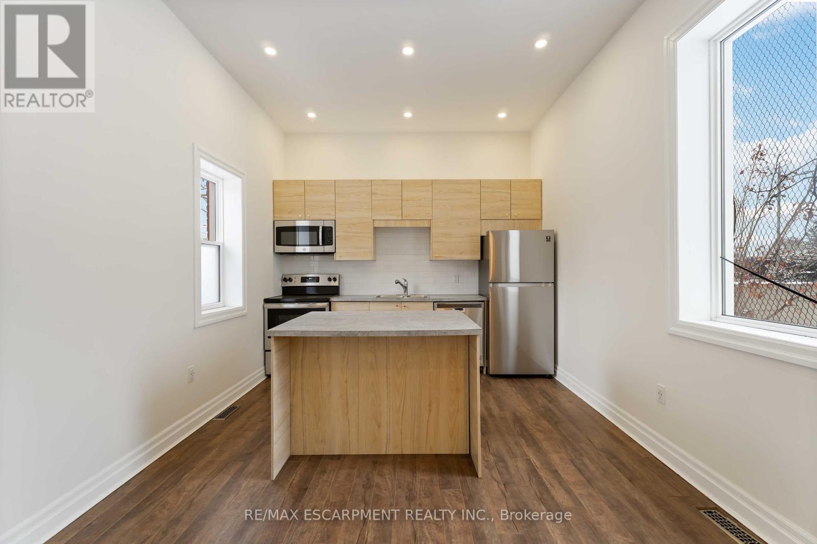 16 Murray Street W, Hamilton, ON - Indoor Photo Showing Kitchen