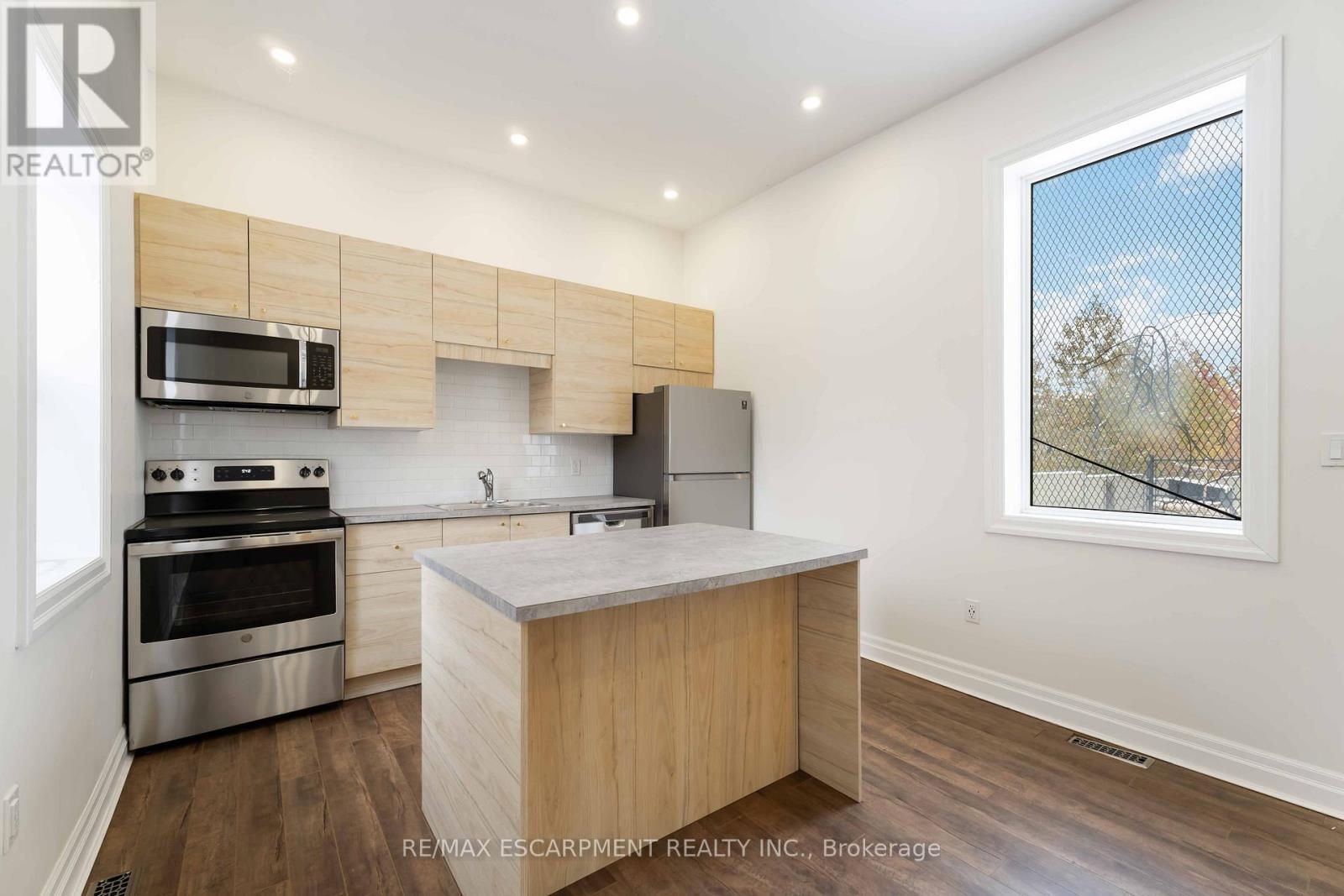 16 Murray Street W, Hamilton, ON - Indoor Photo Showing Kitchen