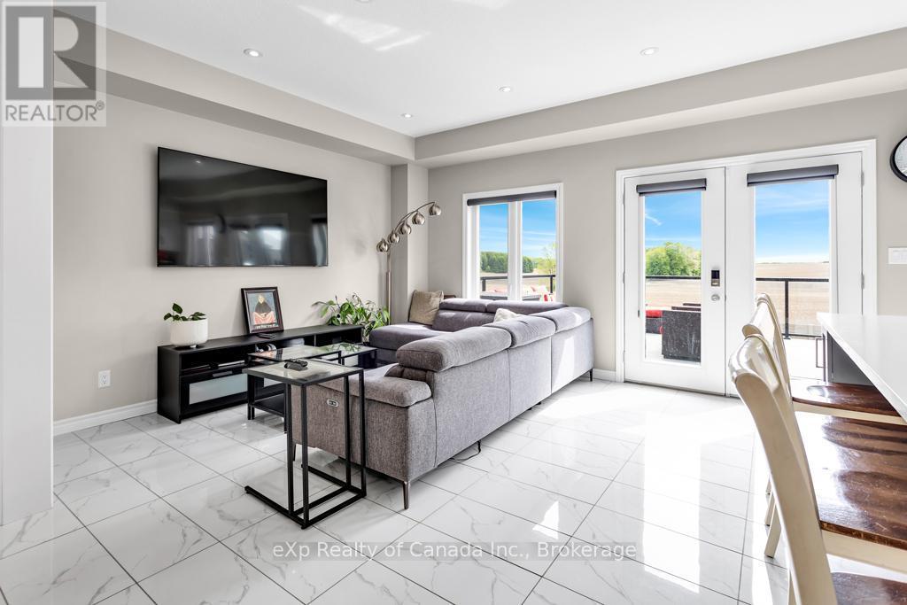 341 Poldon Drive, Norwich (Norwich Town), ON - Indoor Photo Showing Living Room