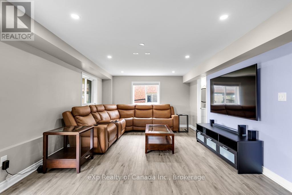 341 Poldon Drive, Norwich (Norwich Town), ON - Indoor Photo Showing Living Room