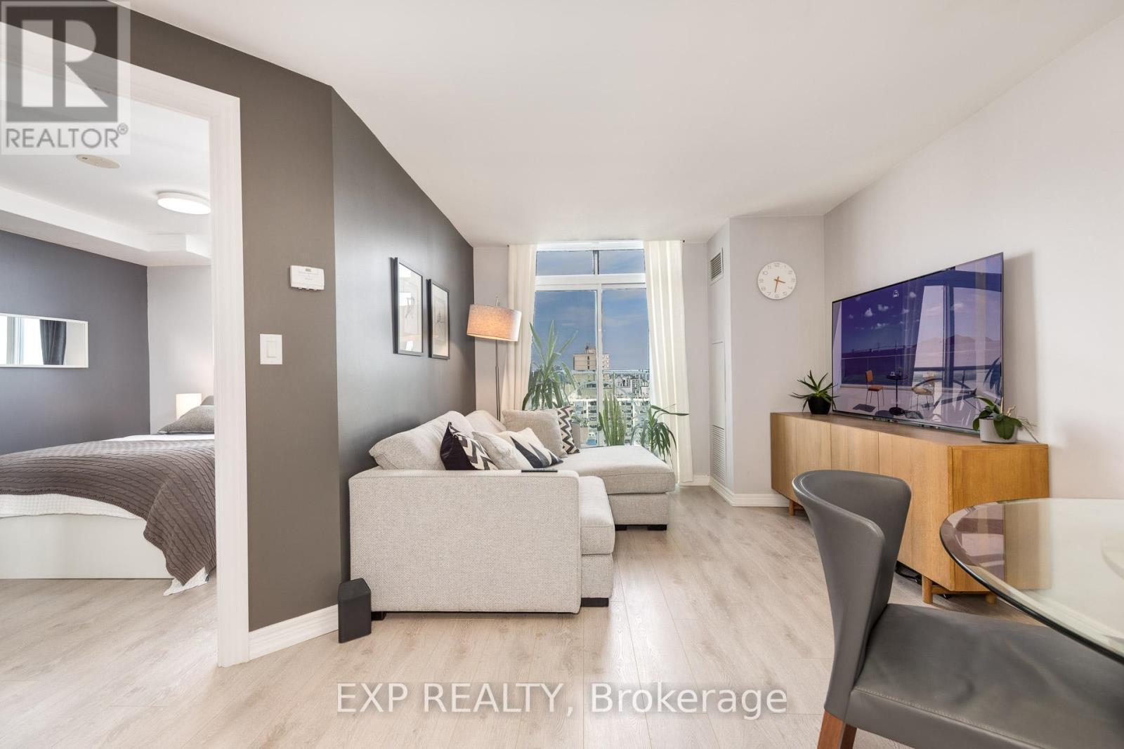 1510 - 212 Eglinton Avenue, Toronto, ON - Indoor Photo Showing Living Room