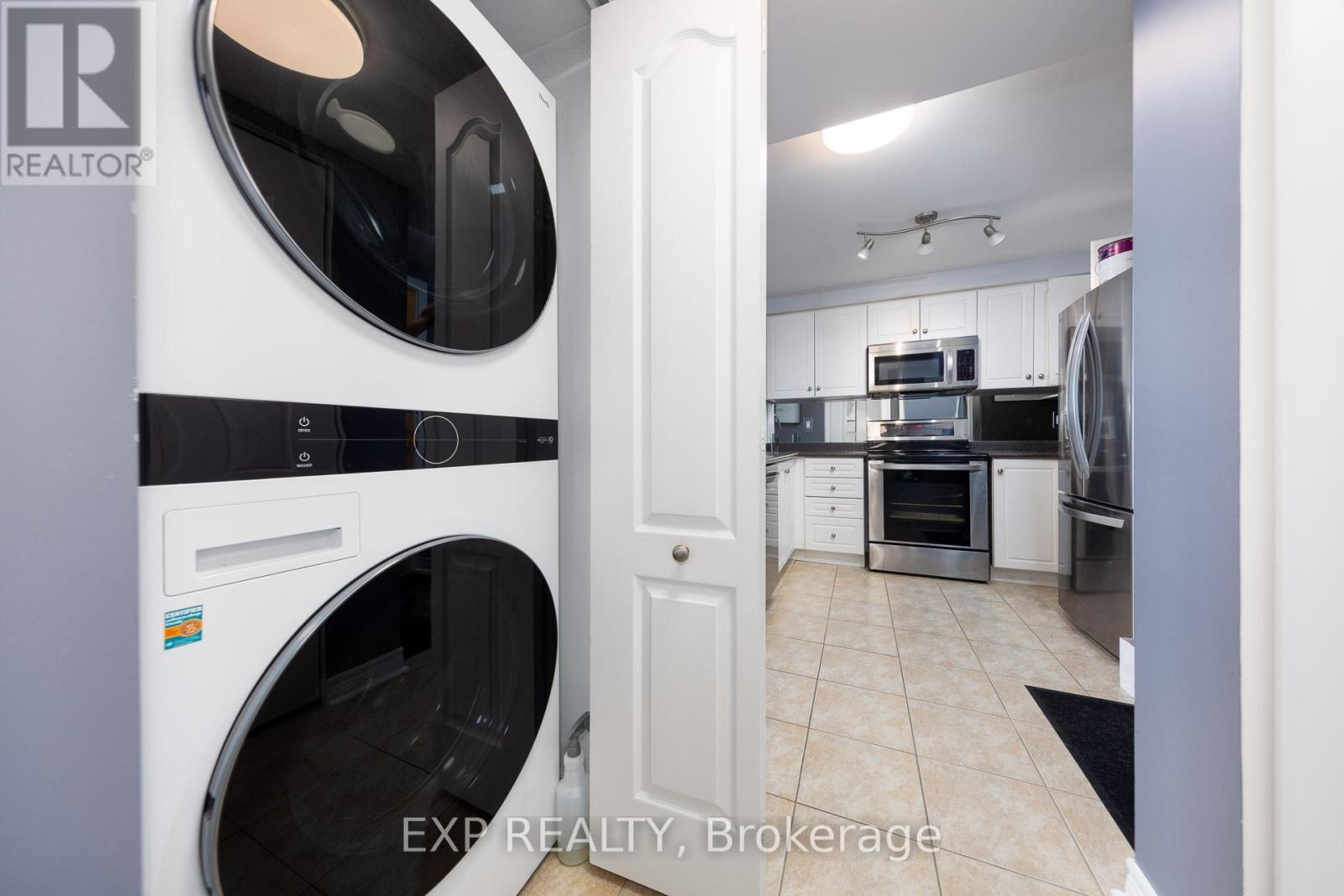 1510 - 212 Eglinton Avenue, Toronto, ON - Indoor Photo Showing Laundry Room