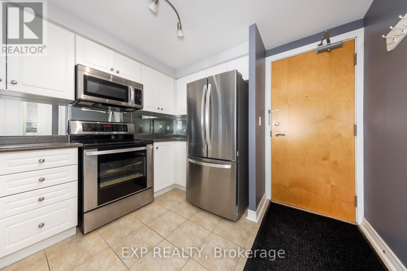 1510 - 212 Eglinton Avenue, Toronto, ON - Indoor Photo Showing Kitchen With Stainless Steel Kitchen