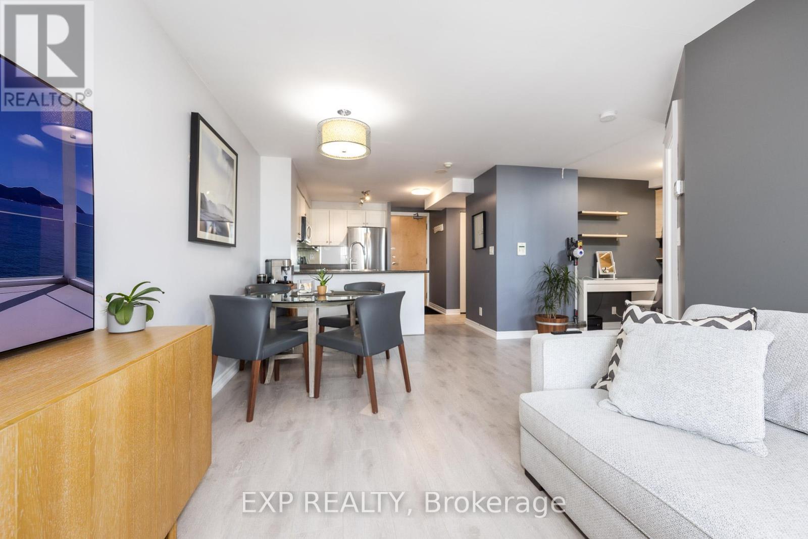 1510 - 212 Eglinton Avenue, Toronto, ON - Indoor