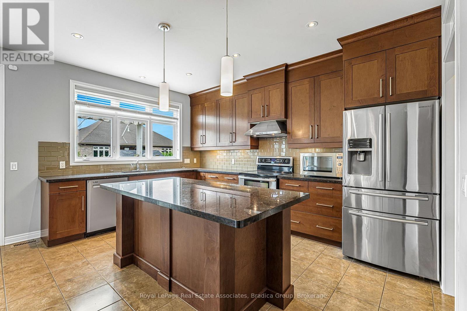 17 Trailwood Drive, Welland, ON - Indoor Photo Showing Kitchen With Upgraded Kitchen