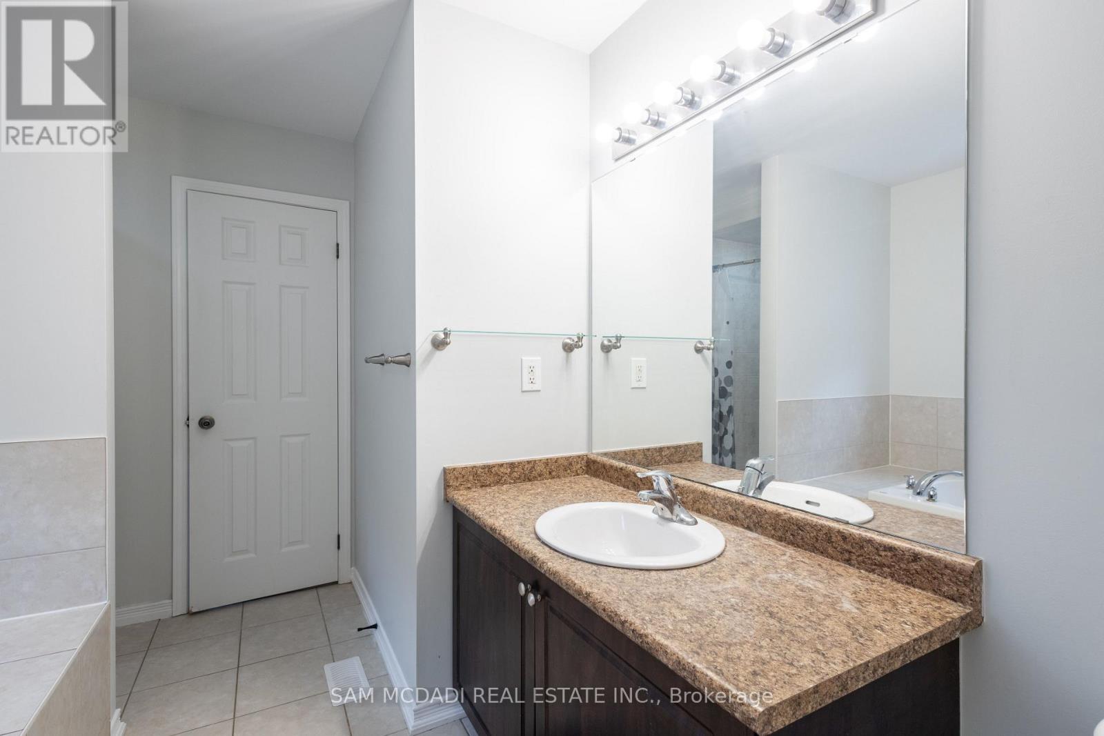 22 Lambert Crescent, Brantford, ON - Indoor Photo Showing Bathroom