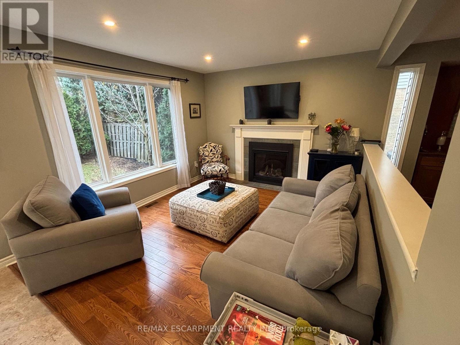 111 Duncairn Crescent, Hamilton, ON - Indoor Photo Showing Living Room With Fireplace