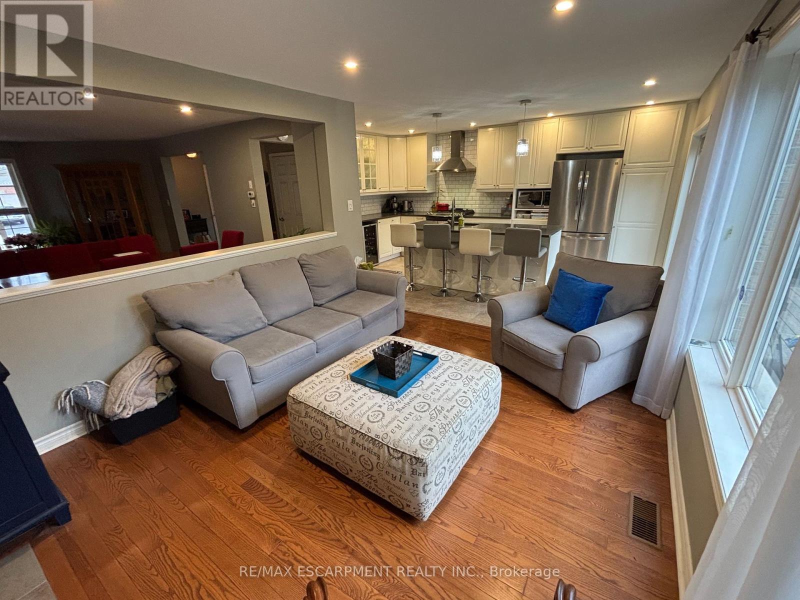 111 Duncairn Crescent, Hamilton, ON - Indoor Photo Showing Living Room