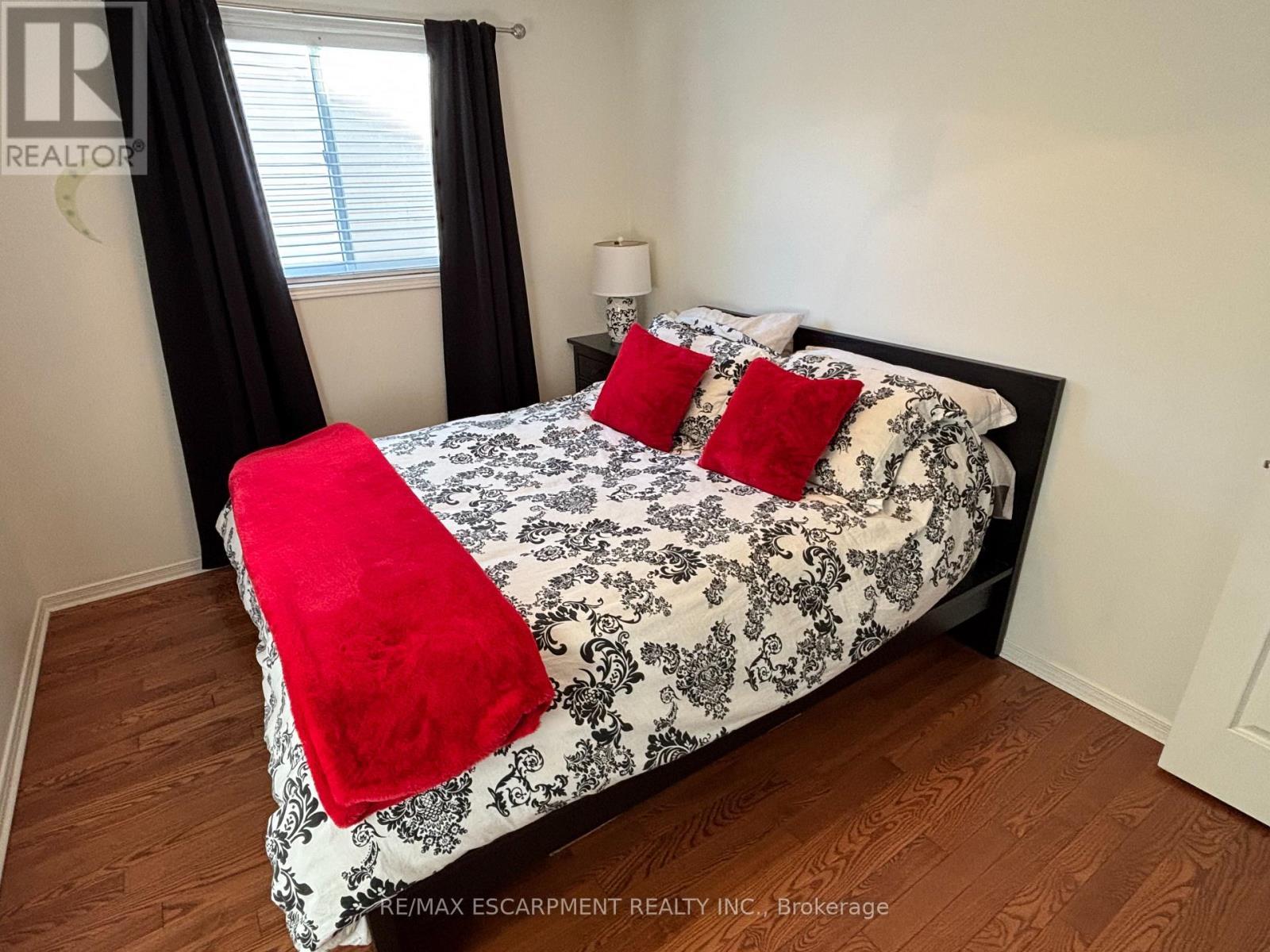 111 Duncairn Crescent, Hamilton, ON - Indoor Photo Showing Bedroom