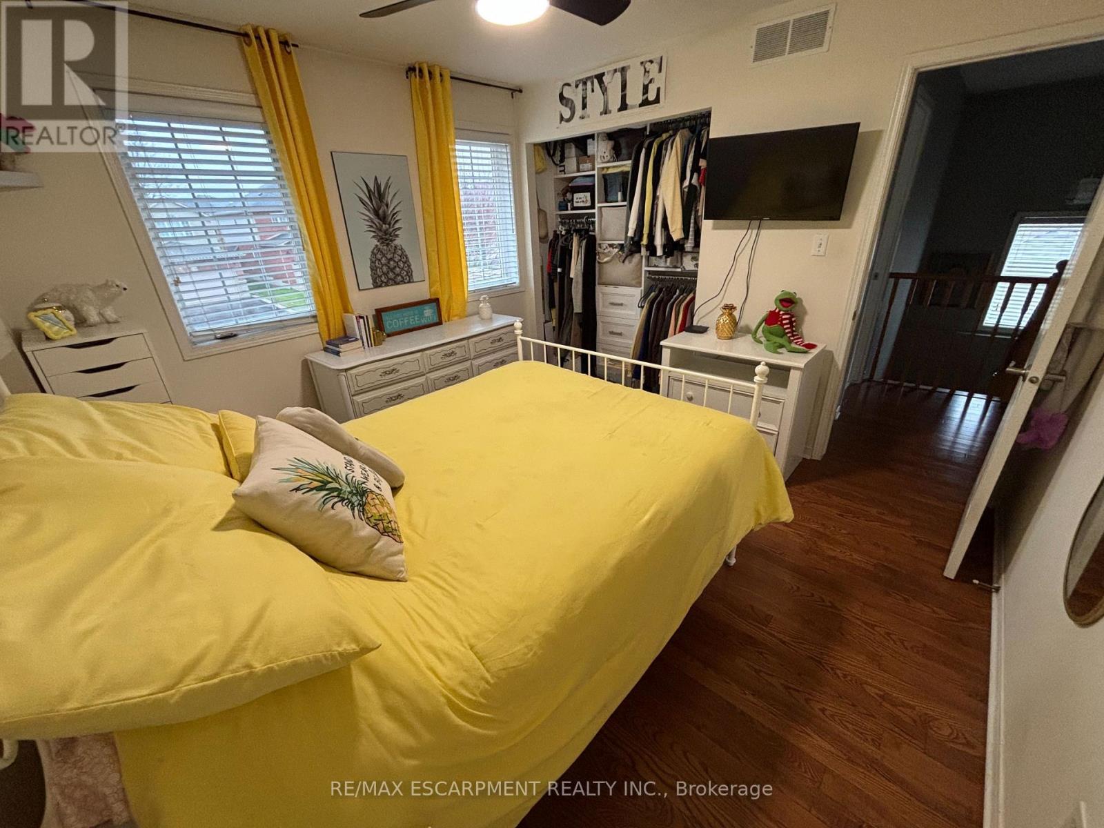 111 Duncairn Crescent, Hamilton, ON - Indoor Photo Showing Bedroom