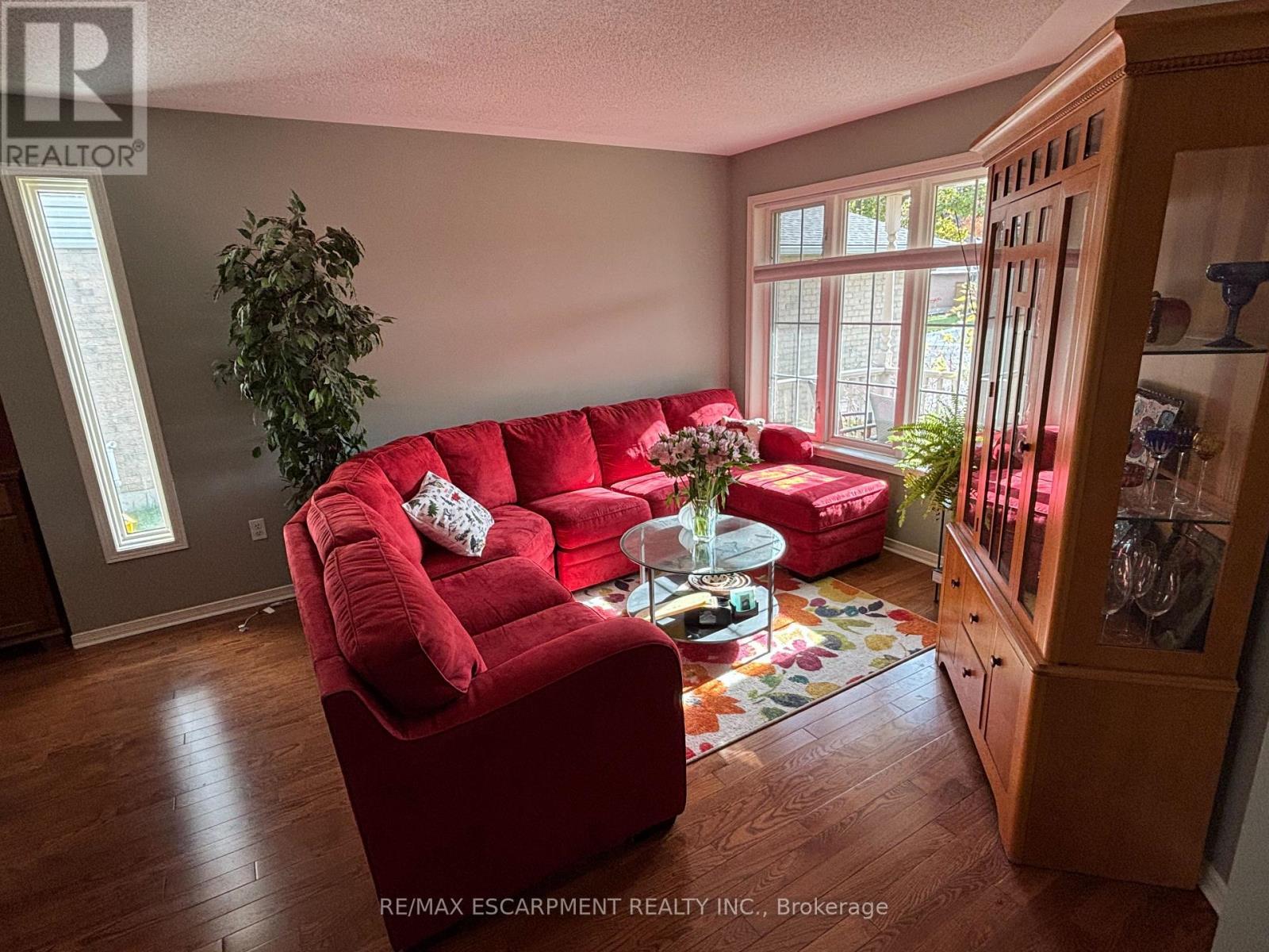 111 Duncairn Crescent, Hamilton, ON - Indoor Photo Showing Living Room