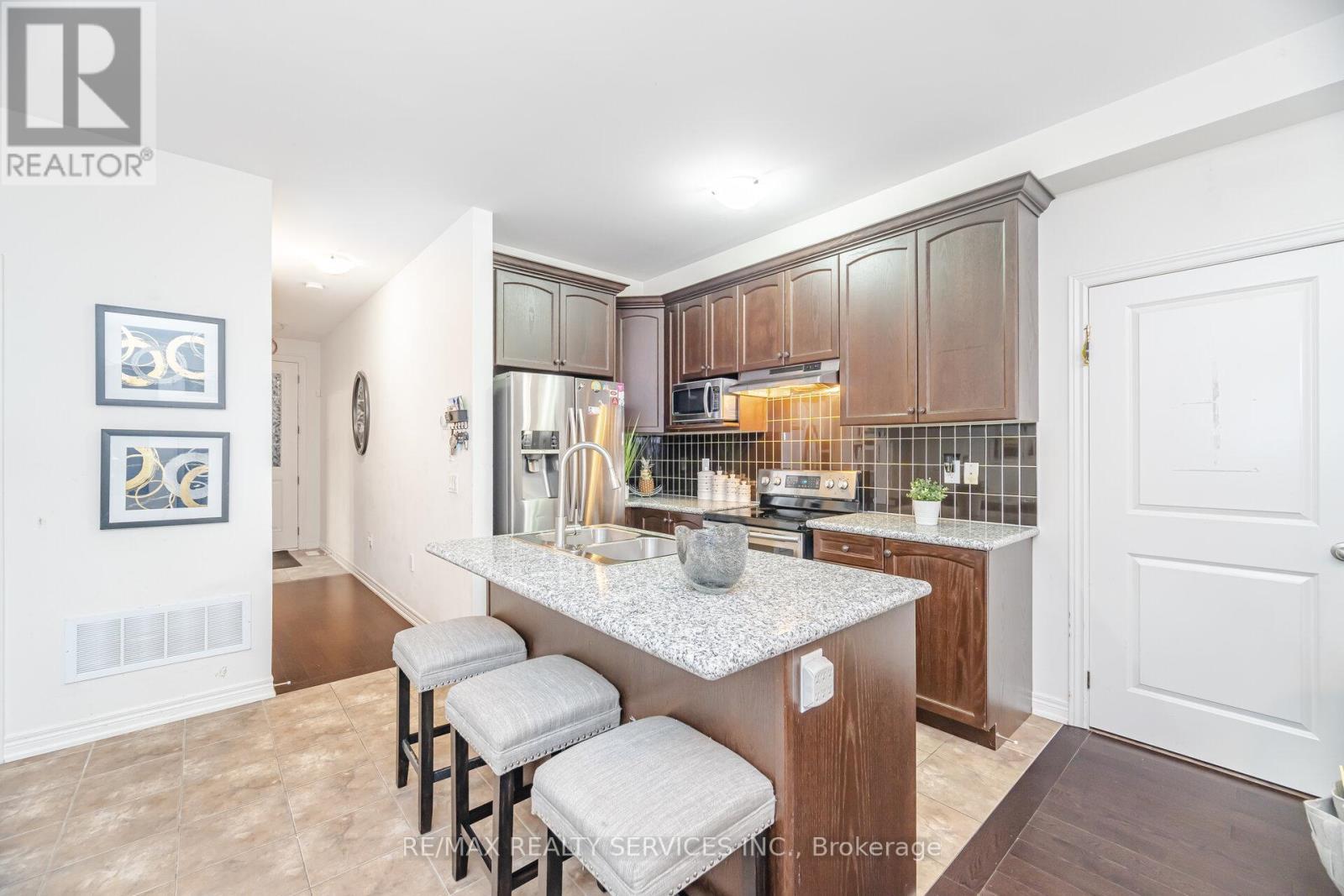 7 Dufay Road, Brampton, ON - Indoor Photo Showing Kitchen