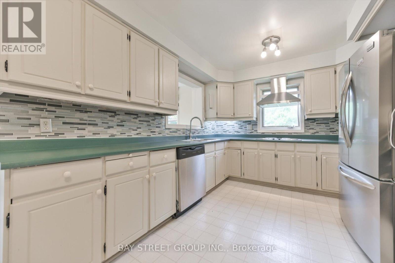33 Kilchurn Castle Drive, Toronto, ON - Indoor Photo Showing Kitchen