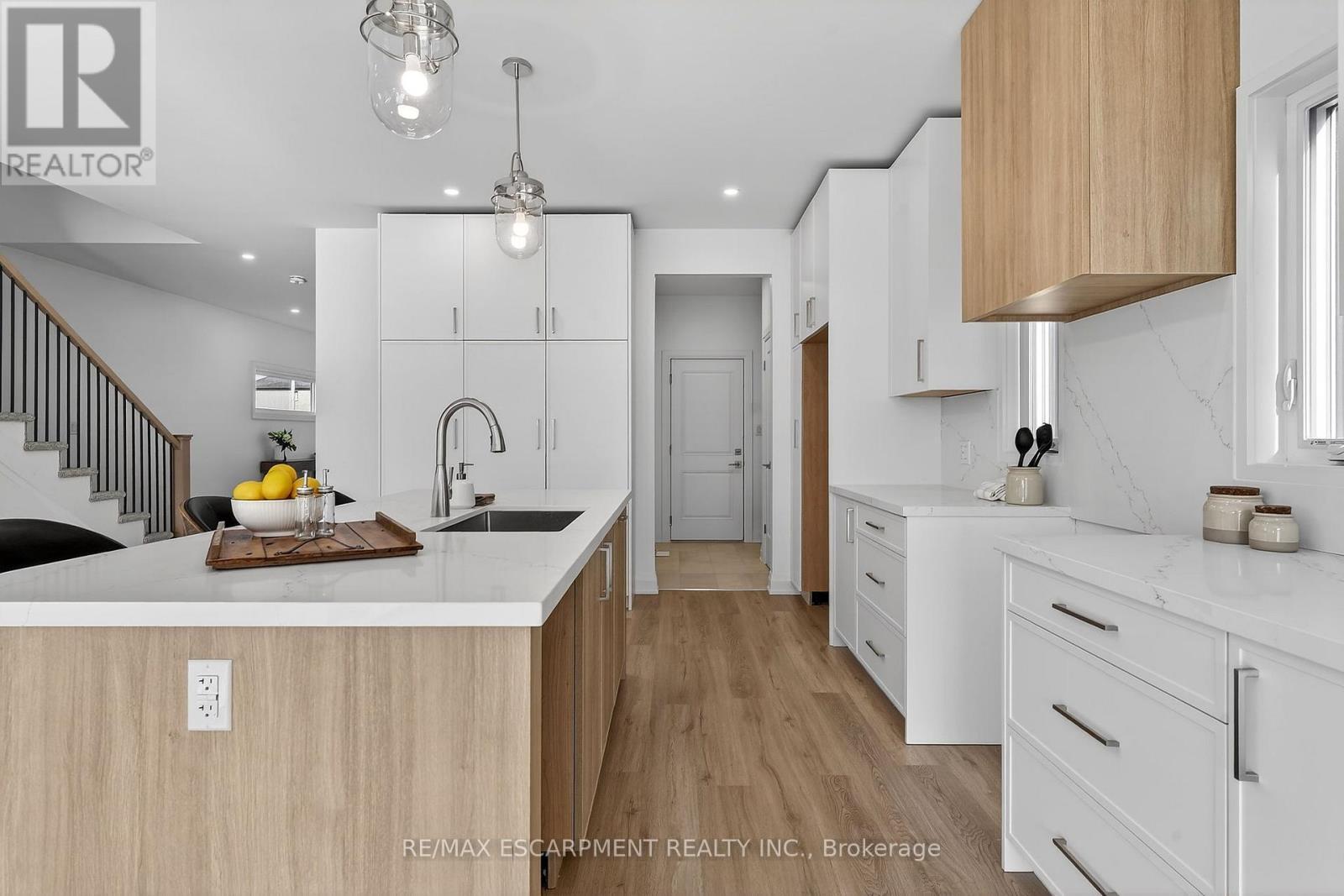 8868 Angie Drive, Niagara Falls, ON - Indoor Photo Showing Kitchen With Upgraded Kitchen