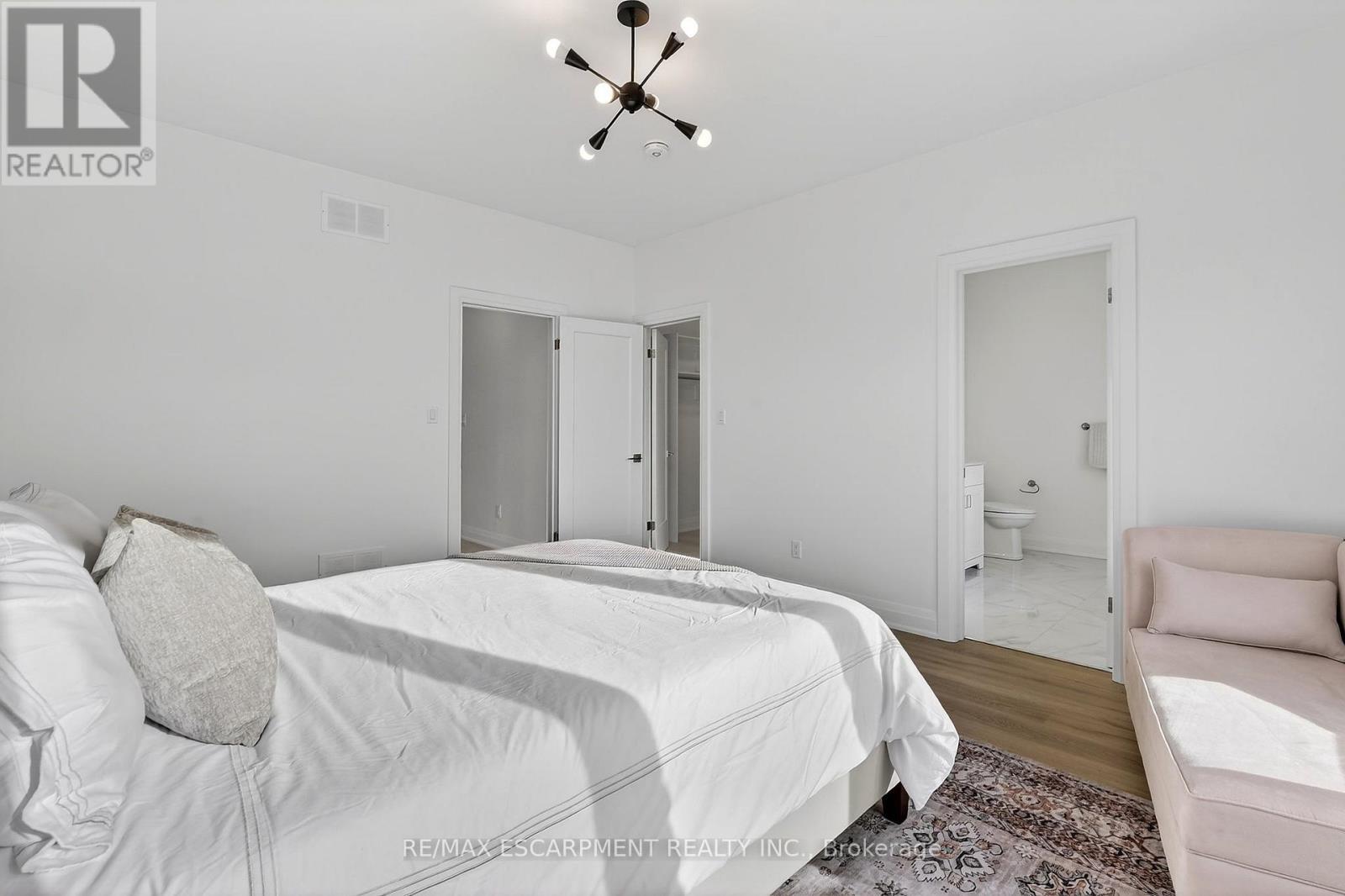 8868 Angie Drive, Niagara Falls, ON - Indoor Photo Showing Bedroom
