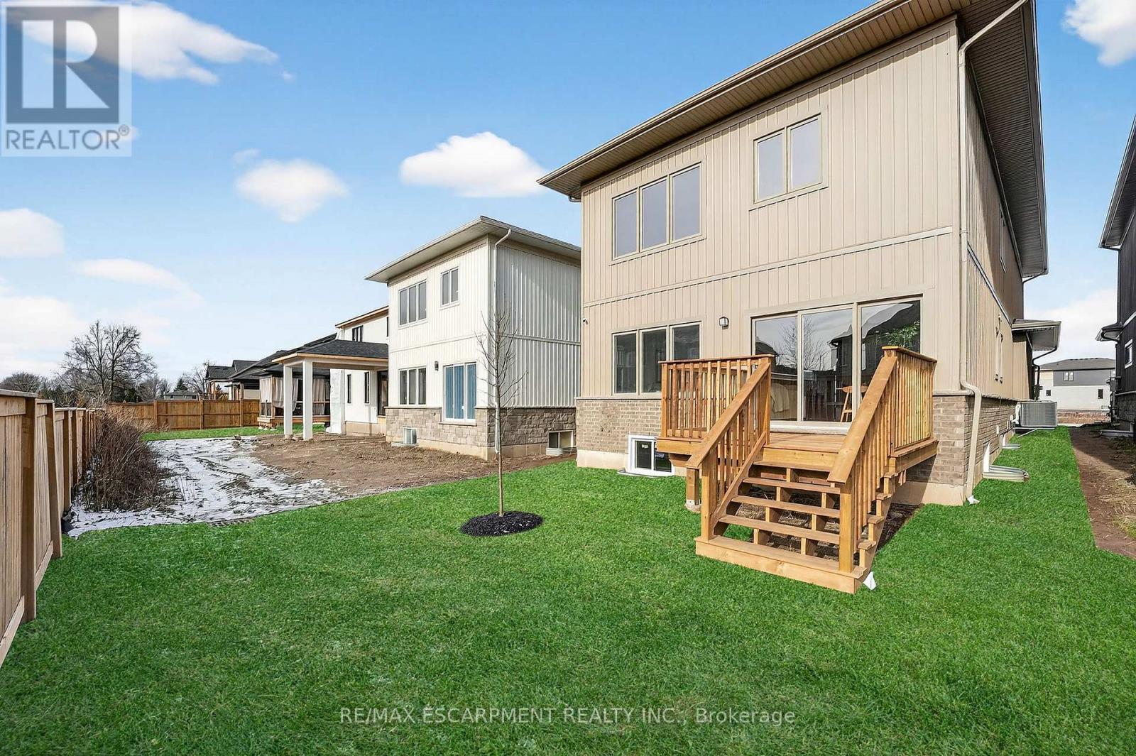 8868 Angie Drive, Niagara Falls, ON - Outdoor