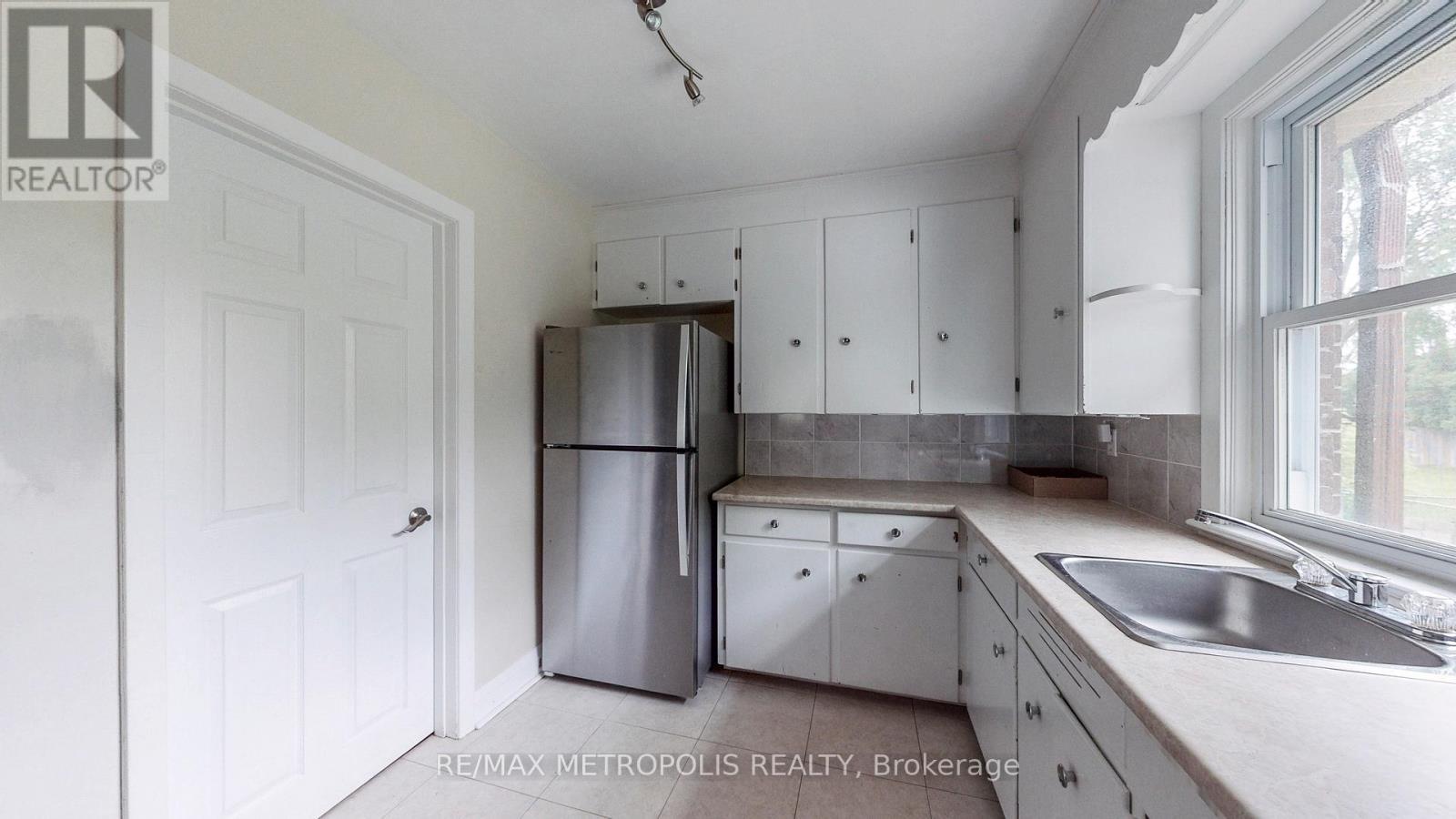 Main - 1020 Brewer Street, Peterborough Central, ON - Indoor Photo Showing Kitchen