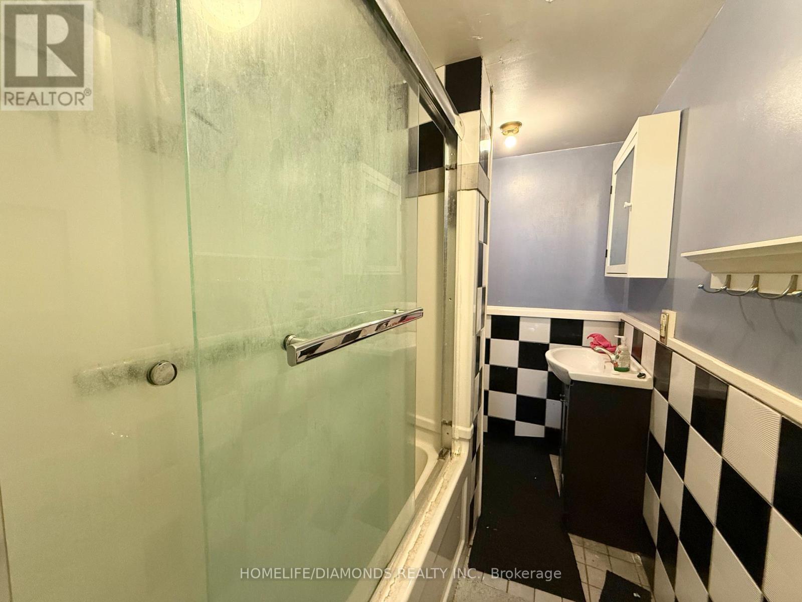 Upper - 401 Queenston Street, St. Catharines, ON - Indoor Photo Showing Bathroom