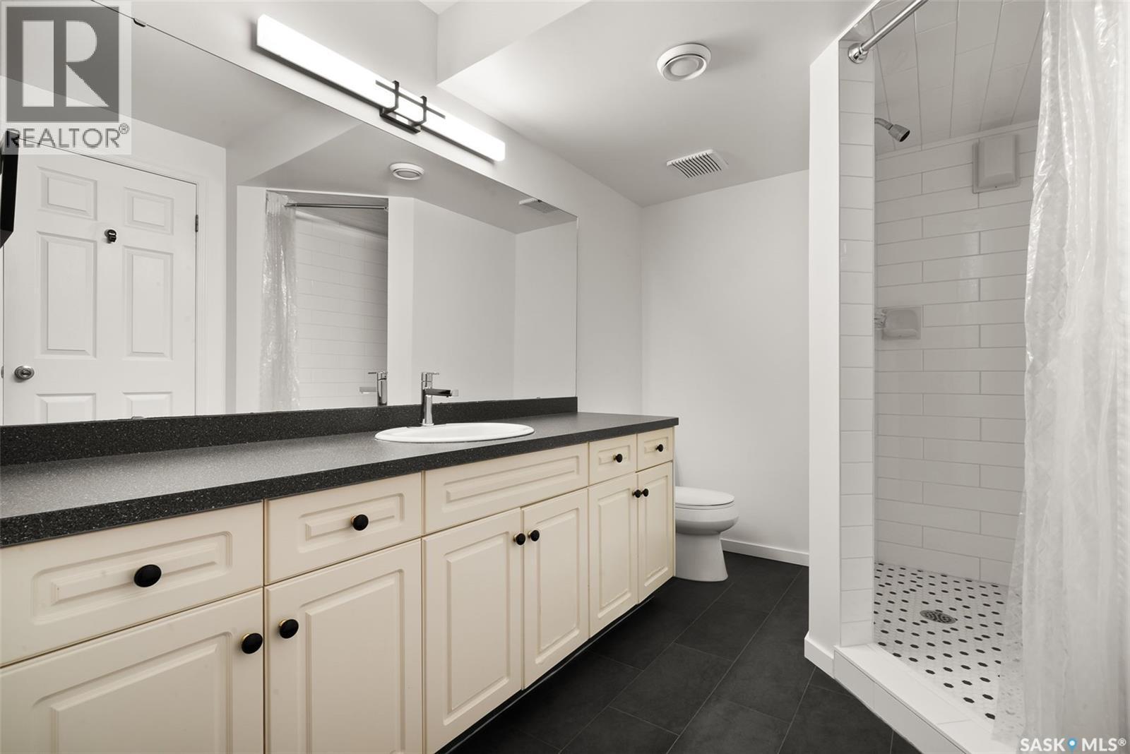 129 N Mccarthy Boulevard, Regina, SK - Indoor Photo Showing Bathroom