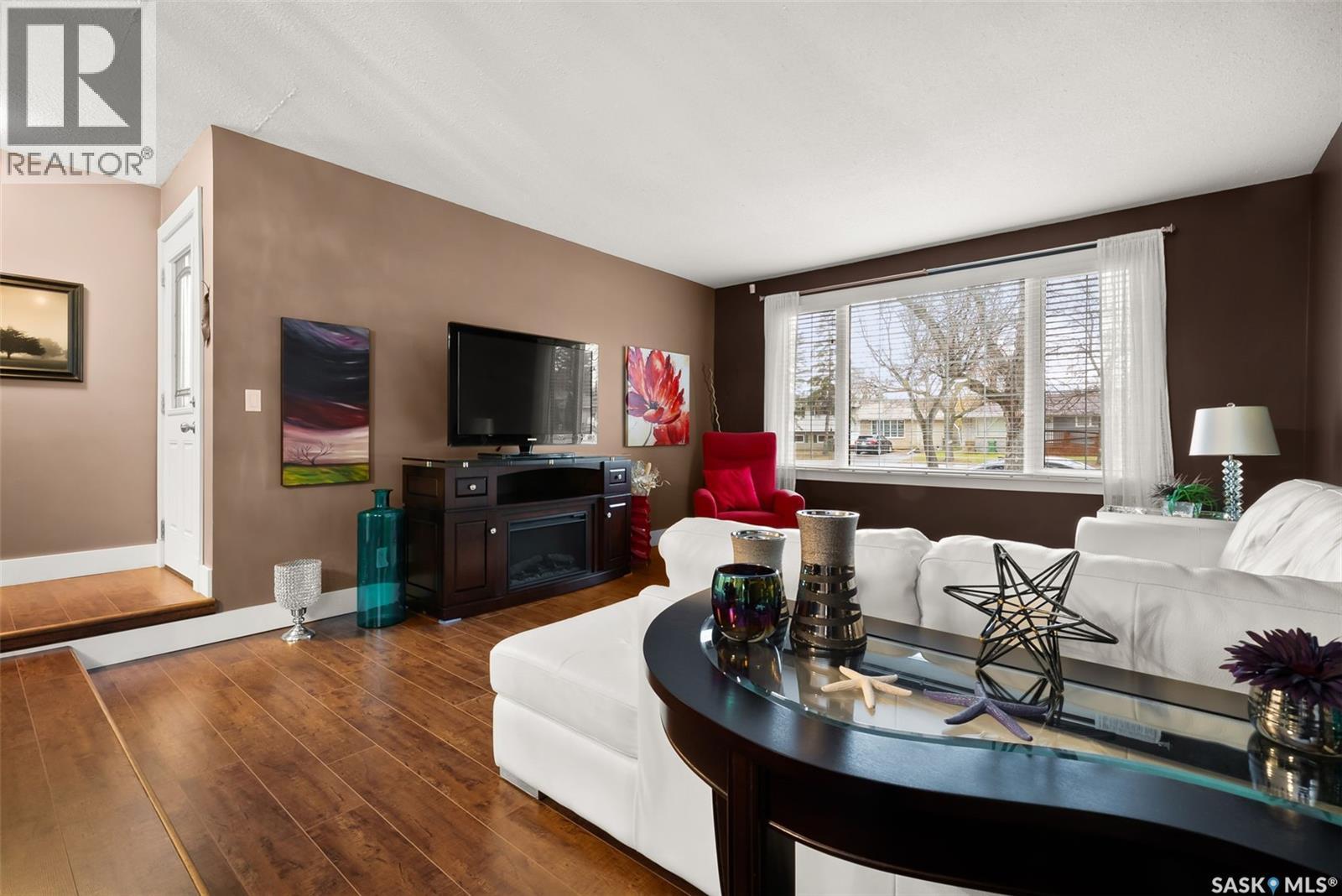 129 N Mccarthy Boulevard, Regina, SK - Indoor Photo Showing Living Room