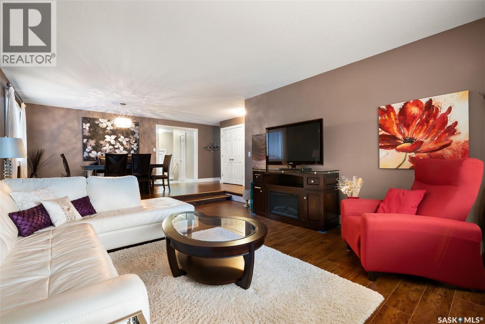 129 N Mccarthy Boulevard, Regina, SK - Indoor Photo Showing Living Room