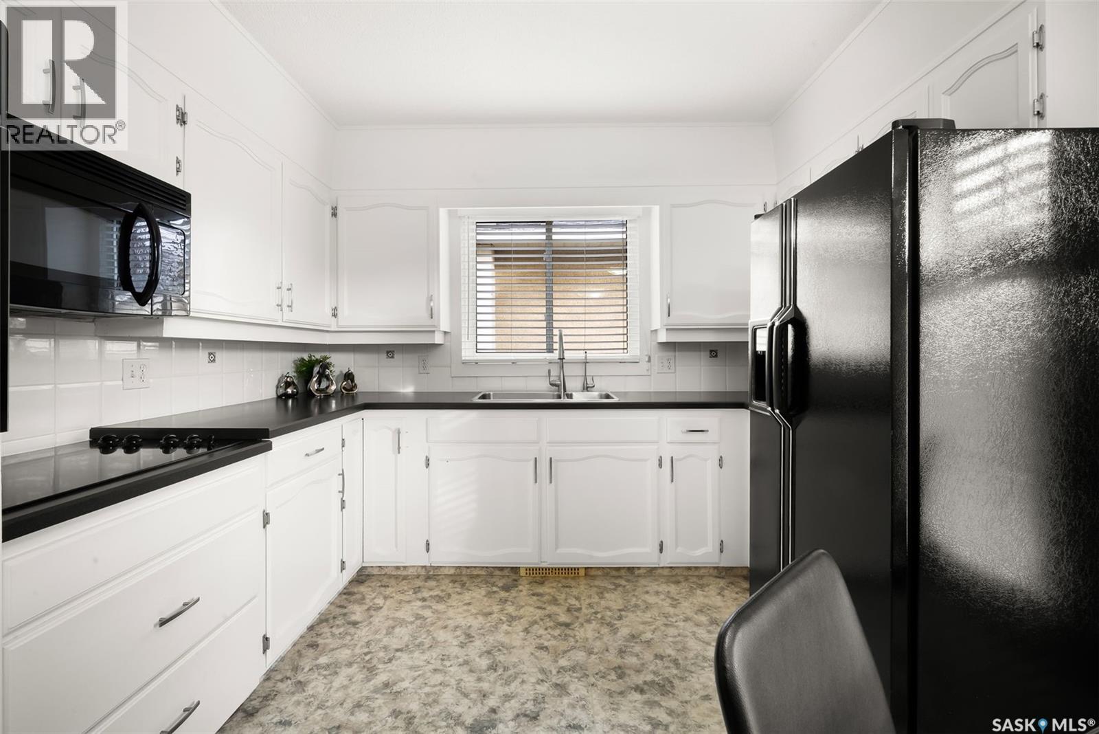 129 N Mccarthy Boulevard, Regina, SK - Indoor Photo Showing Kitchen