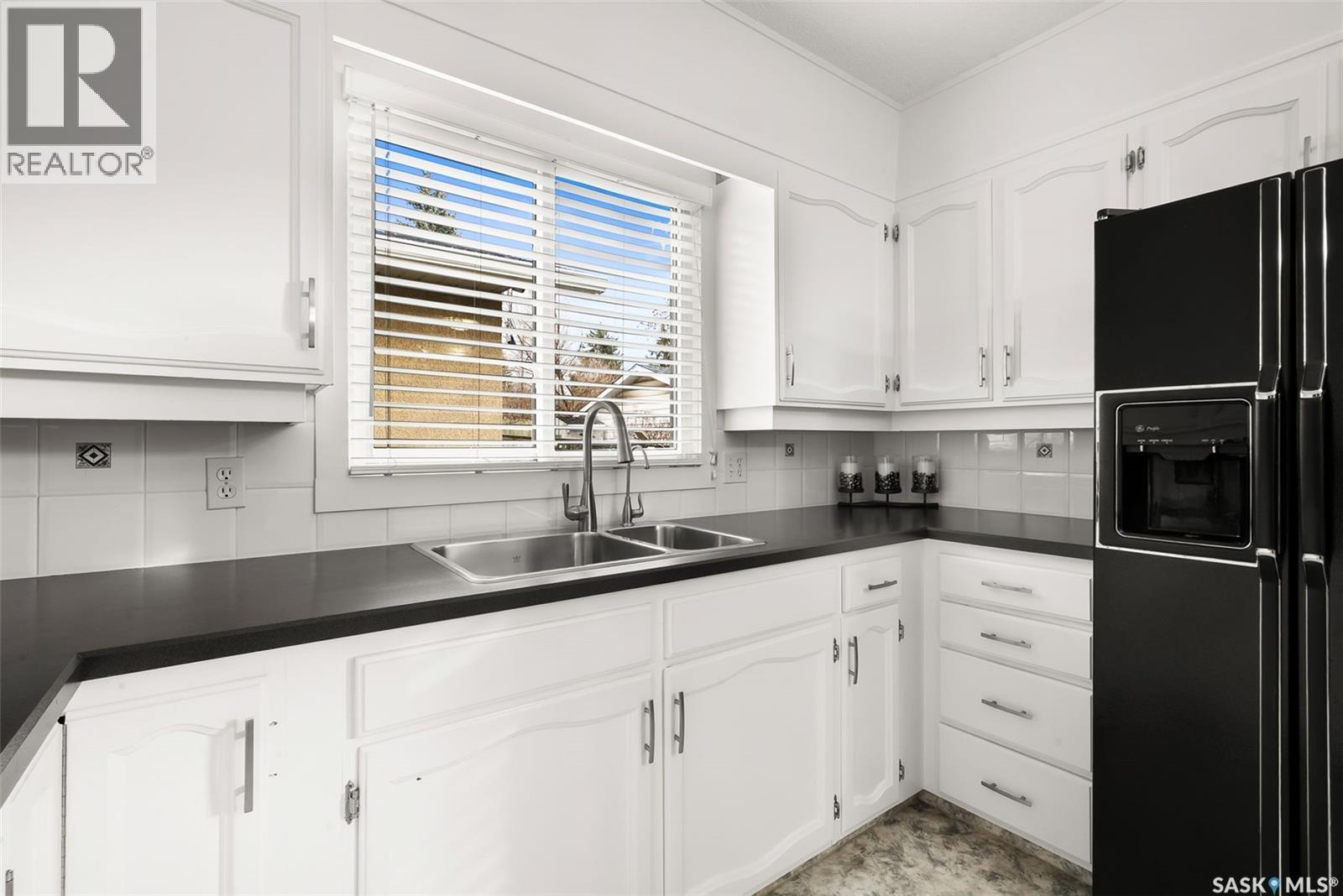 129 N Mccarthy Boulevard, Regina, SK - Indoor Photo Showing Kitchen With Double Sink