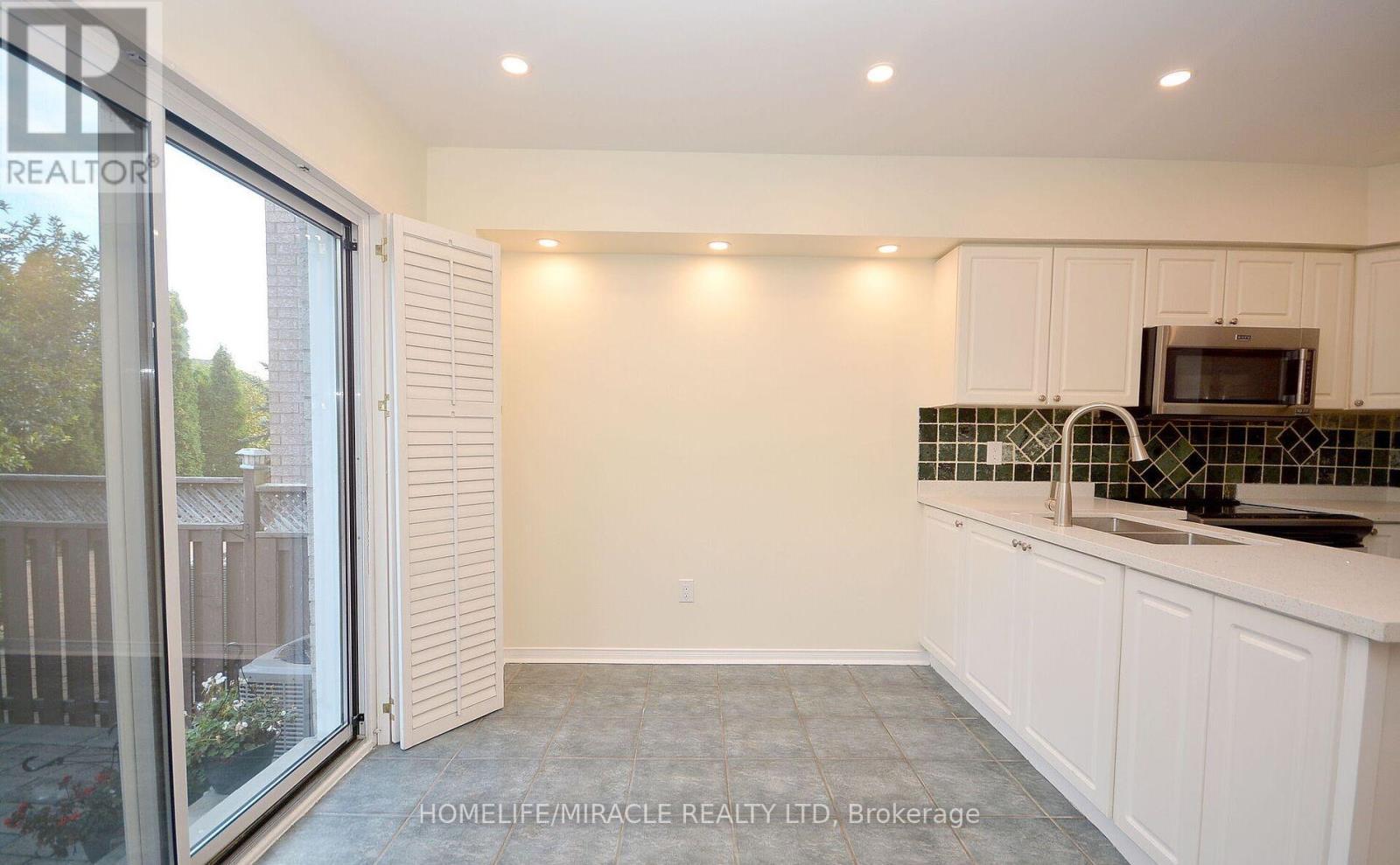 833 Mays Crescent, Mississauga, ON - Indoor Photo Showing Kitchen With Double Sink