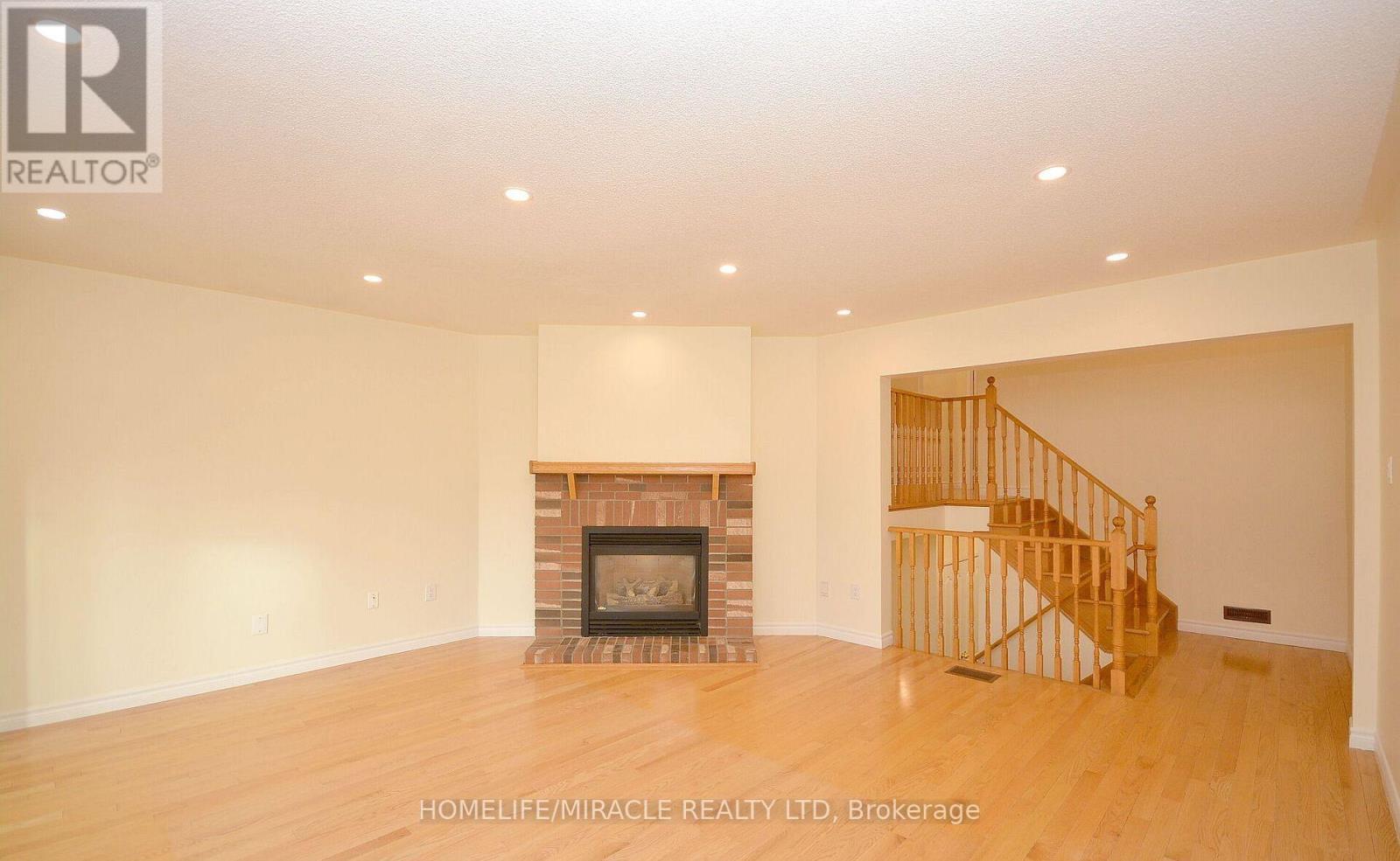 833 Mays Crescent, Mississauga, ON - Indoor With Fireplace