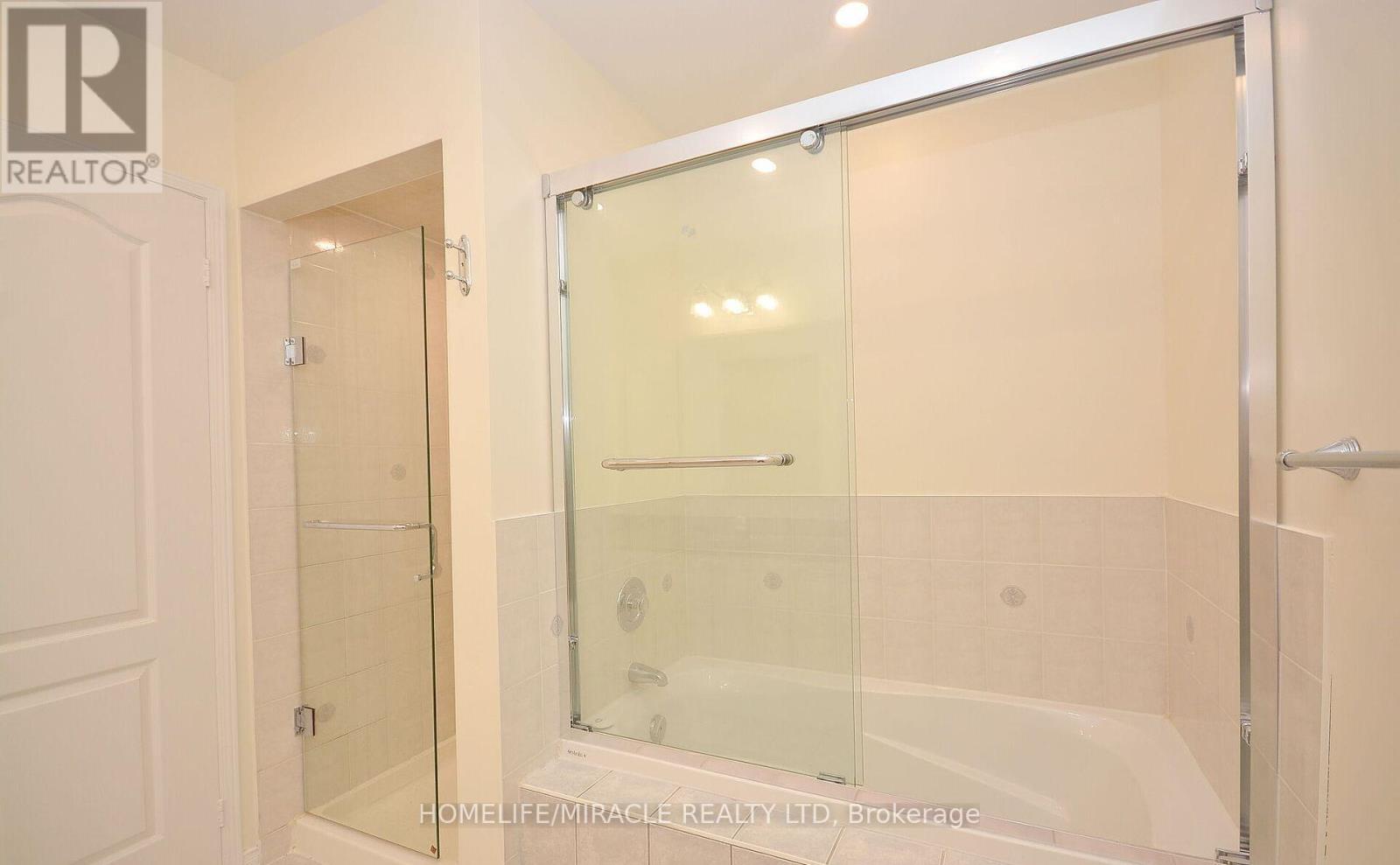 833 Mays Crescent, Mississauga, ON - Indoor Photo Showing Bathroom