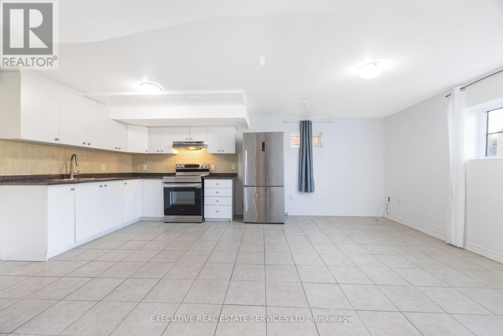 37 Ross Drive, Brampton, ON - Indoor Photo Showing Kitchen With Stainless Steel Kitchen