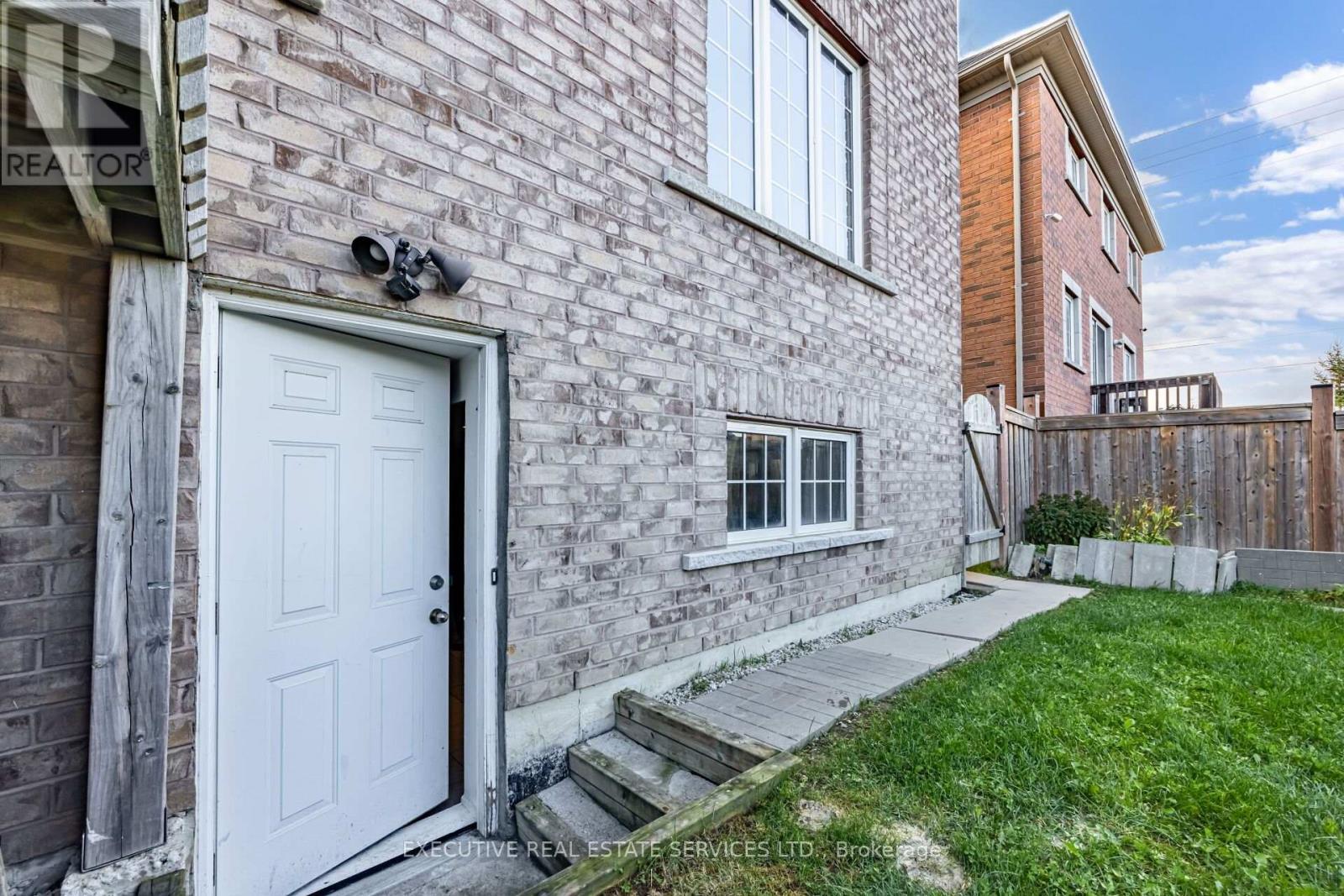 37 Ross Drive, Brampton, ON - Outdoor