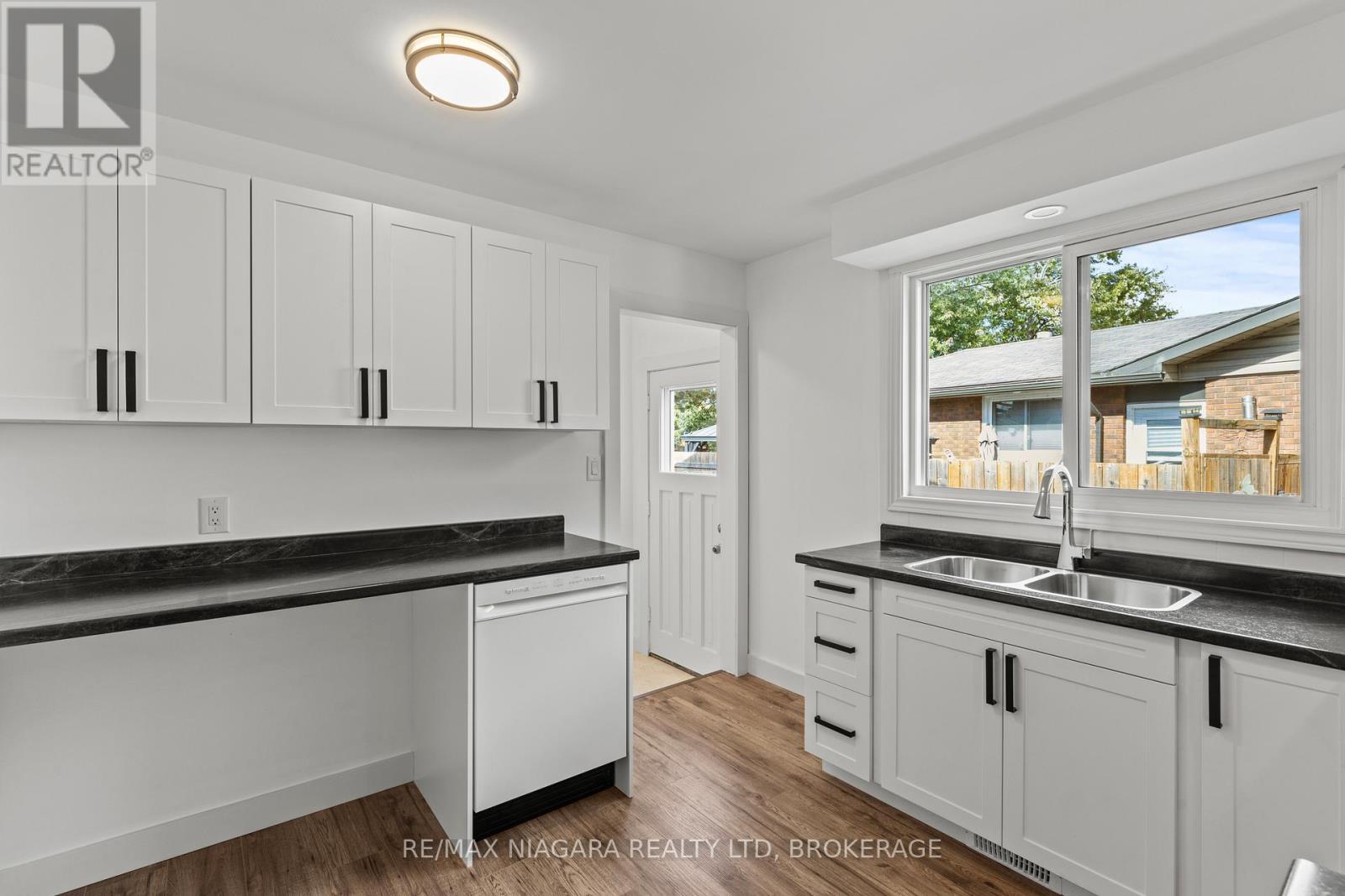 35 Lafayette Drive, St. Catharines (Lakeport), ON - Indoor Photo Showing Kitchen With Double Sink