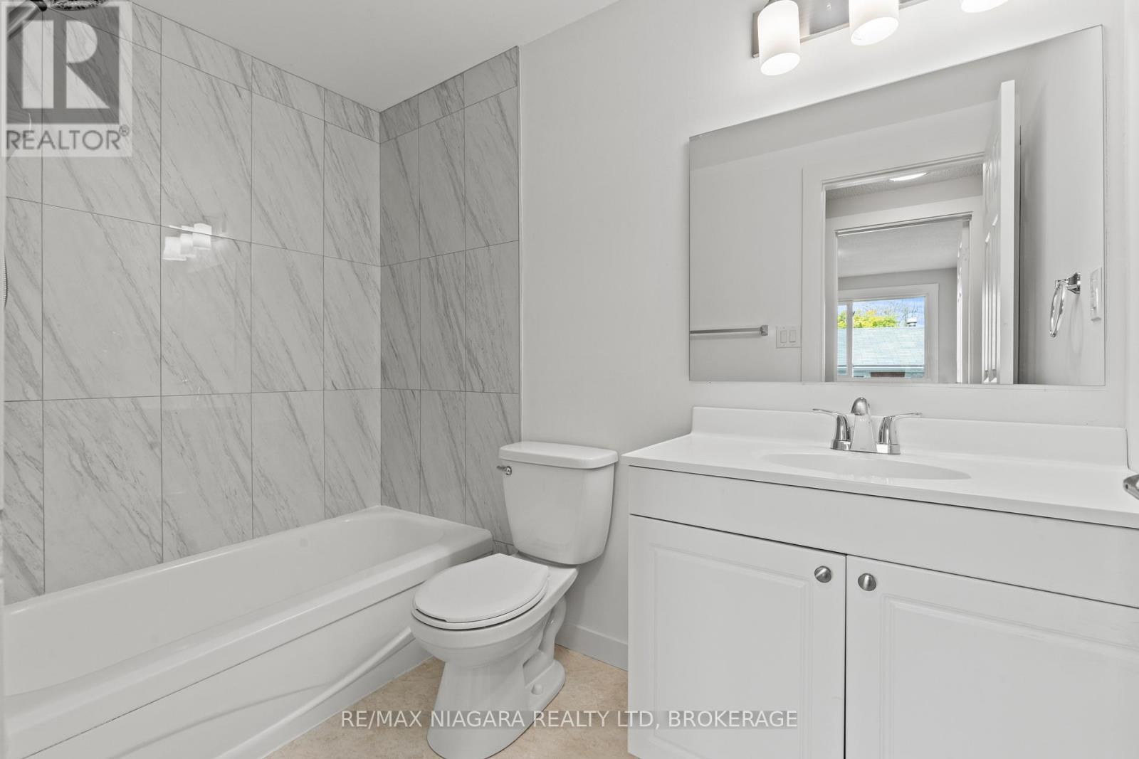 35 Lafayette Drive, St. Catharines (Lakeport), ON - Indoor Photo Showing Bathroom