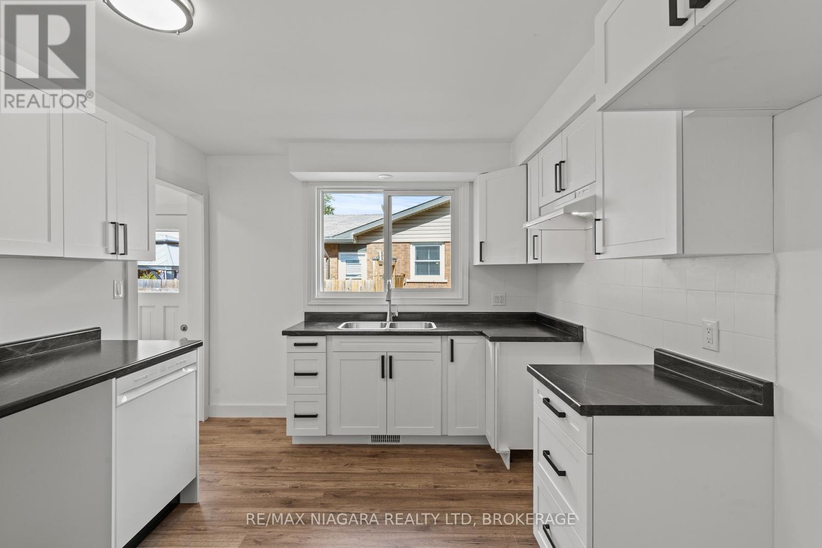 35 Lafayette Drive, St. Catharines (Lakeport), ON - Indoor Photo Showing Kitchen With Double Sink