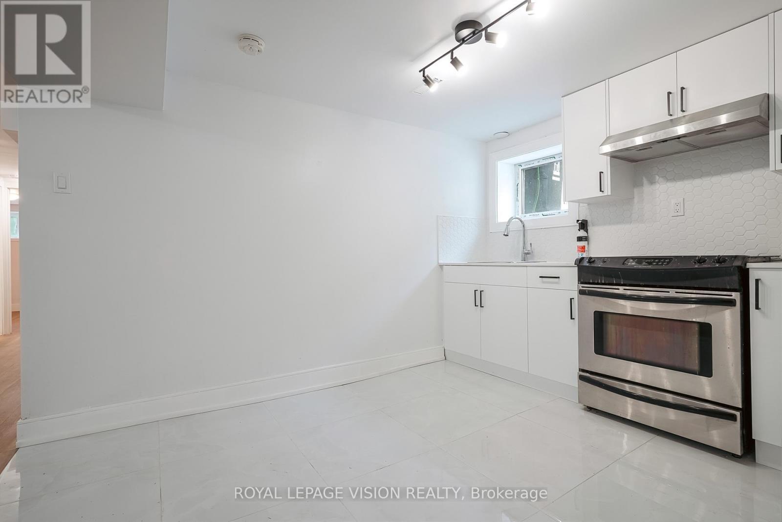 Bsmt - 35 Dowswell Drive, Toronto, ON - Indoor Photo Showing Kitchen