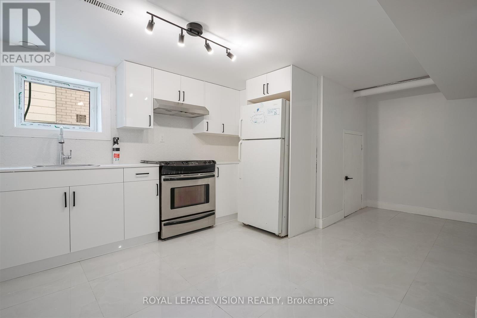 Bsmt - 35 Dowswell Drive, Toronto, ON - Indoor Photo Showing Kitchen