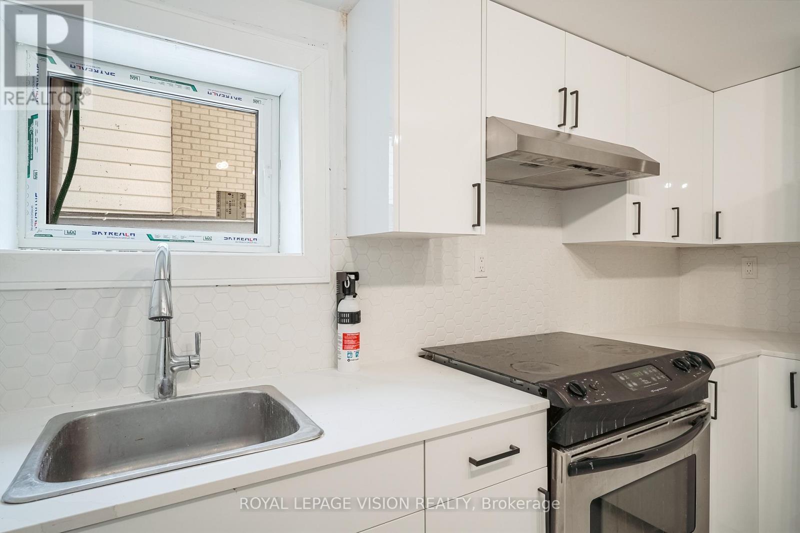 Bsmt - 35 Dowswell Drive, Toronto, ON - Indoor Photo Showing Kitchen