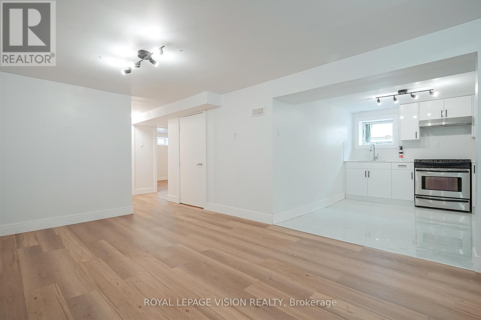 Bsmt - 35 Dowswell Drive, Toronto, ON - Indoor Photo Showing Kitchen