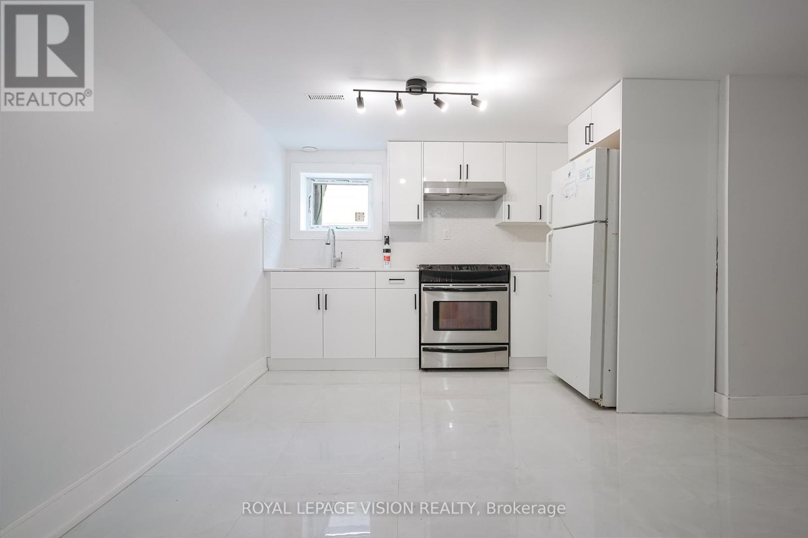 Bsmt - 35 Dowswell Drive, Toronto, ON - Indoor Photo Showing Kitchen